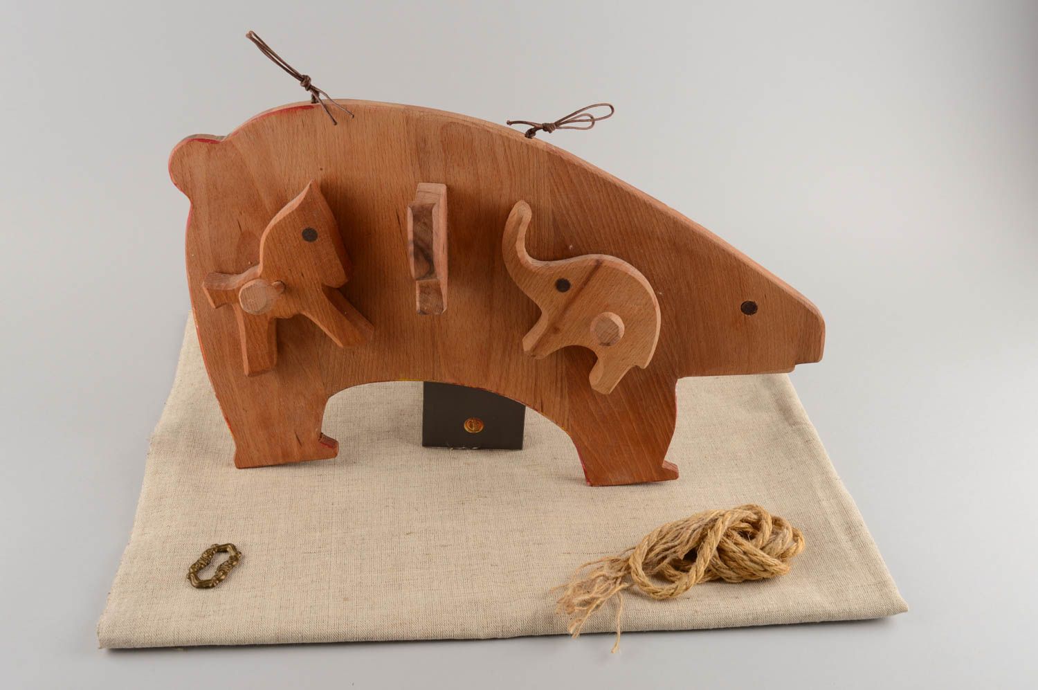 Percha de madera para ropa hecha a mano con forma de animal foto 1
