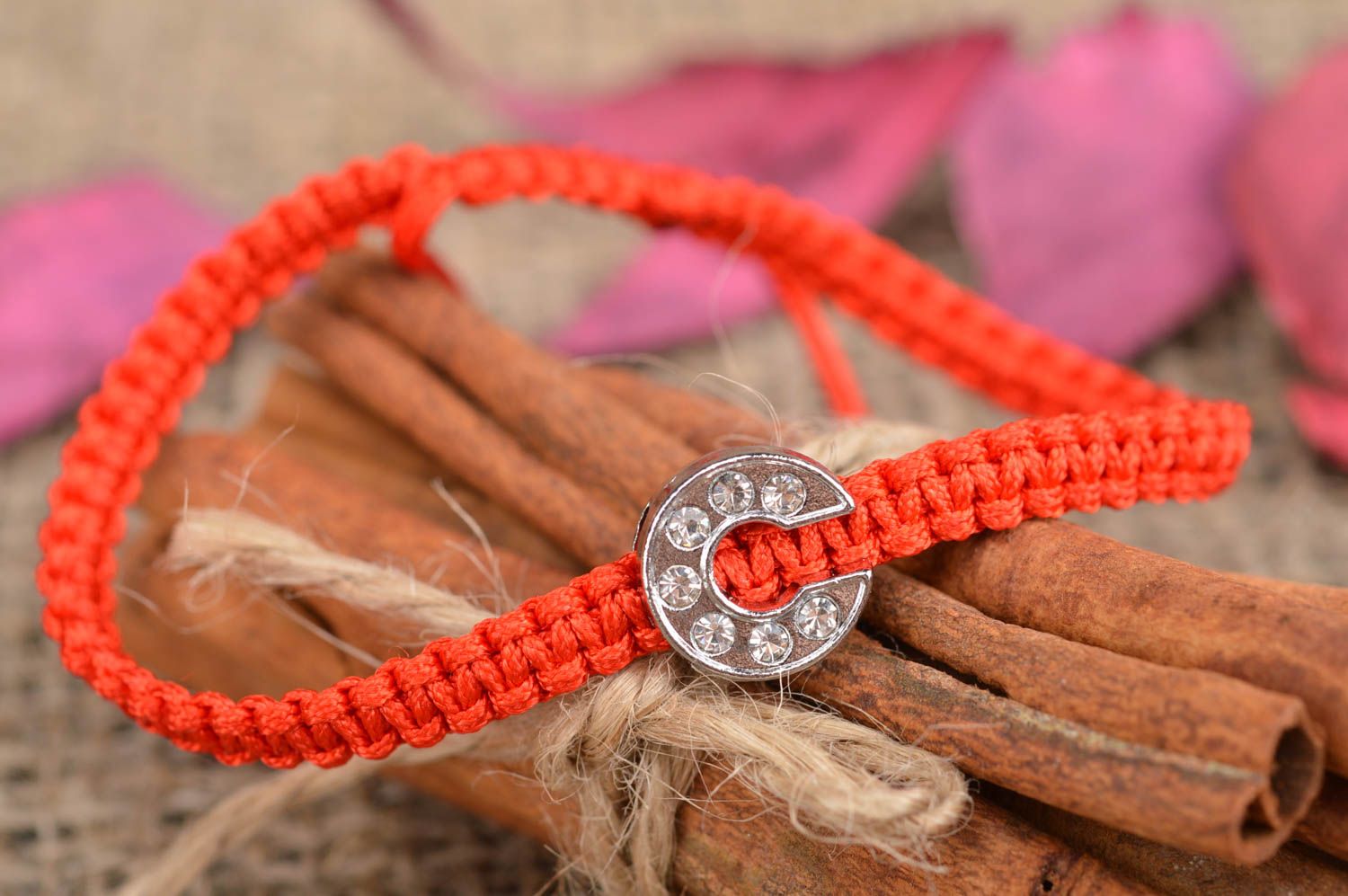 Плетеный браслет на руку из текстильных шнуров красный с буквой ручной работы фото 1