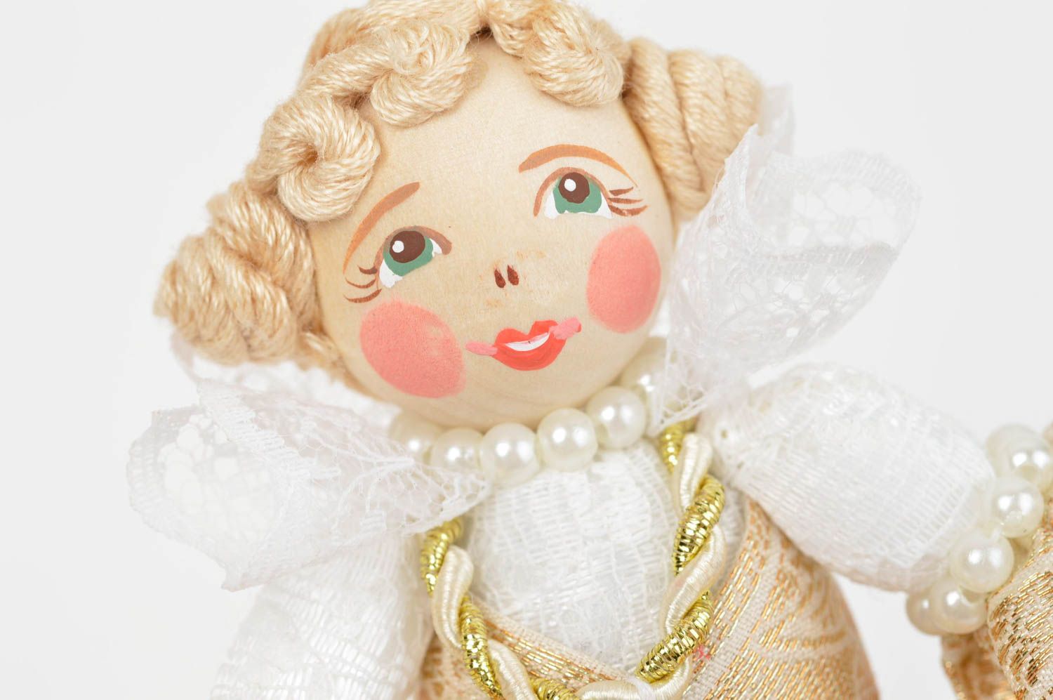 Авторская красивая интерьерная кукла ручной работы Принцесса в золотом наряде фото 4