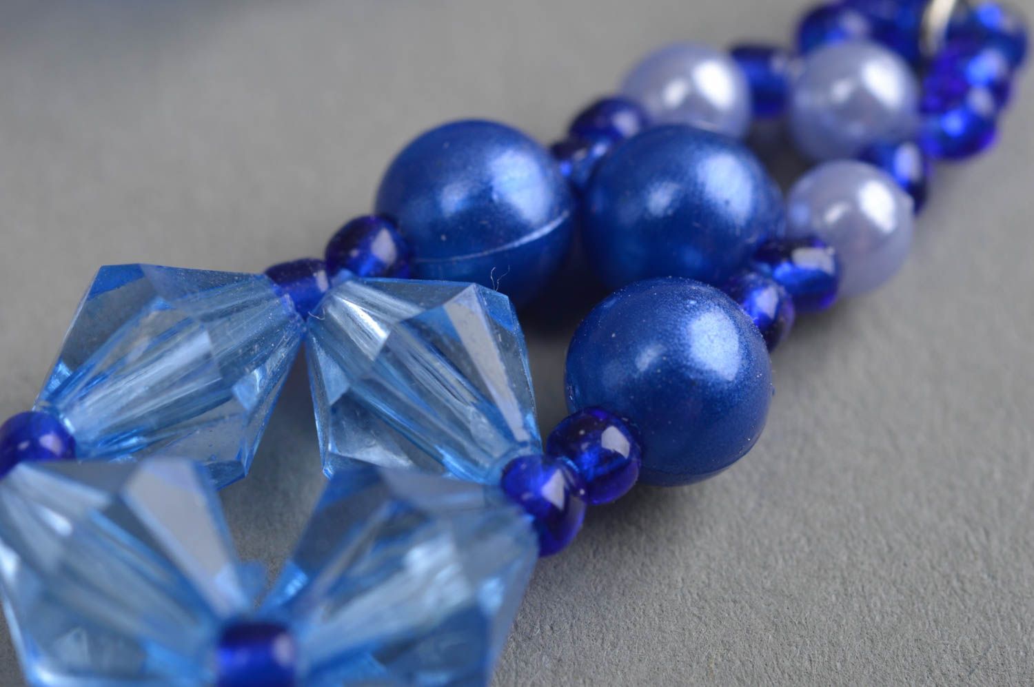Ungewöhnliche blaue feine Ohrringe aus Glasperlen für stilvolle Damen foto 5