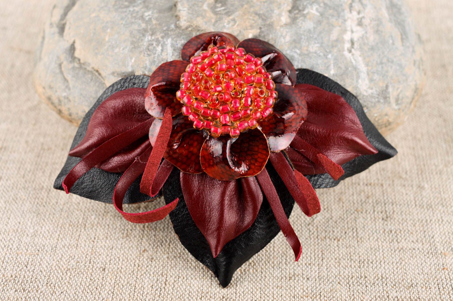 Broche fleur Bijou fantaisie fait main Accessoire en cuir pour femme bordeaux photo 1