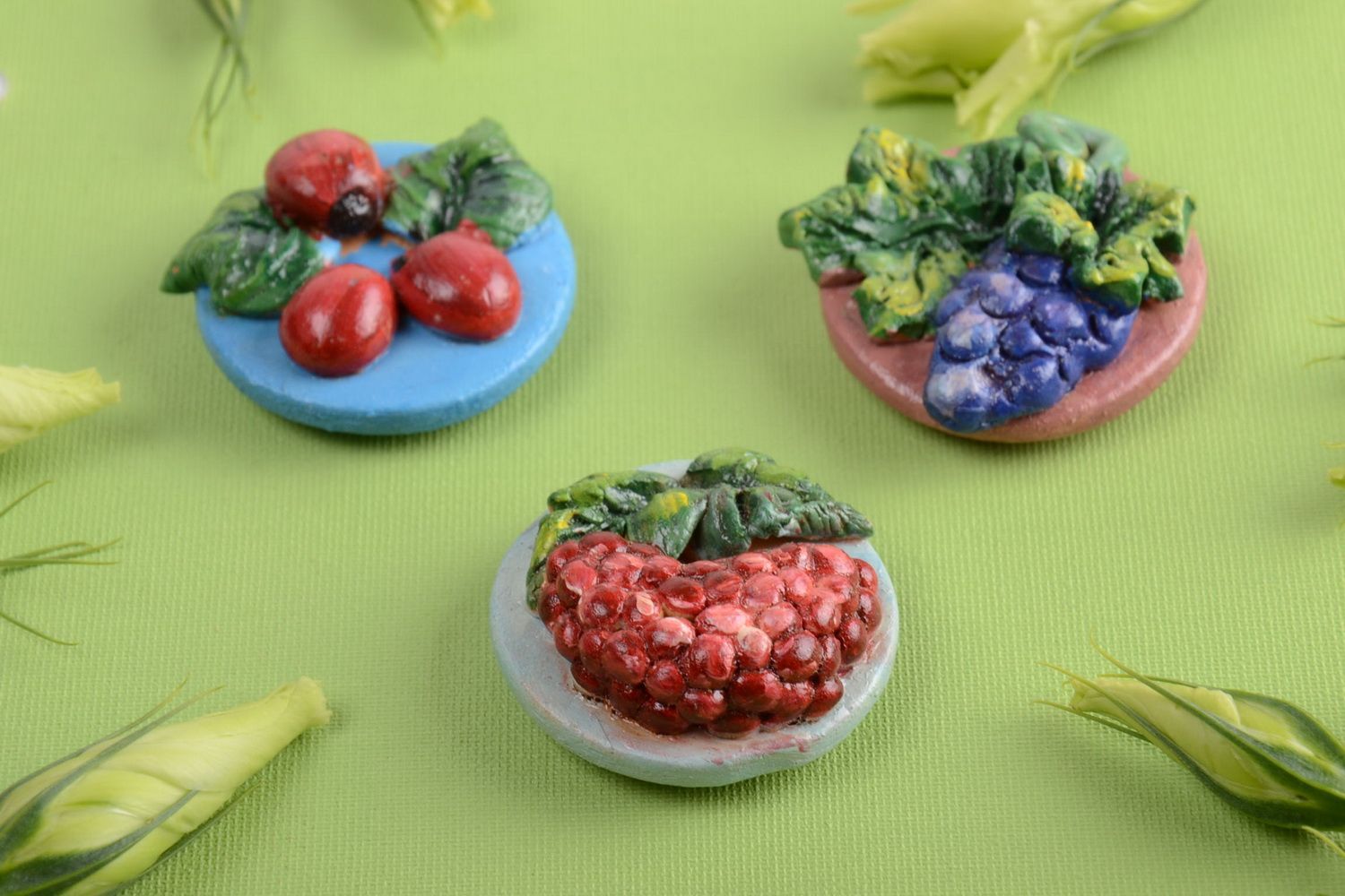 Farbenfrohe bemalte schöne Kühlschrankmagnete aus Ton 3 Stück handmade foto 1