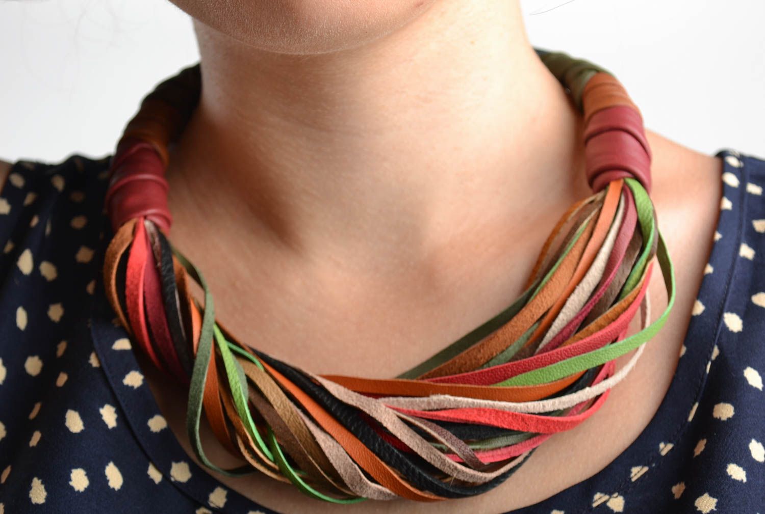 Collar de cuero hecho a mano multicolor bisutería de moda accesorio para mujer foto 1