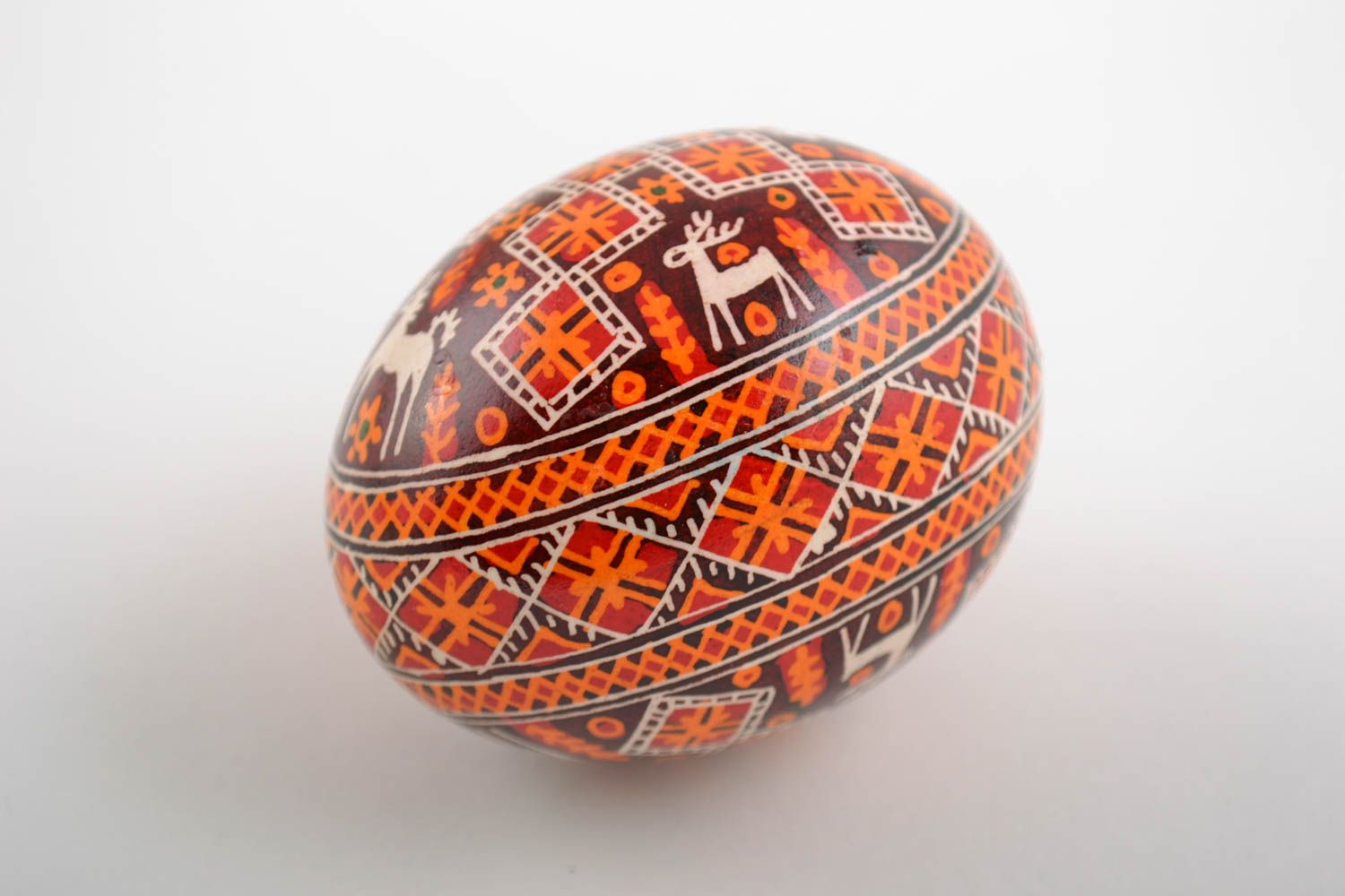 Huevo de Pascua pintado con arcílicos artesanal bonito rojo souvenir foto 4