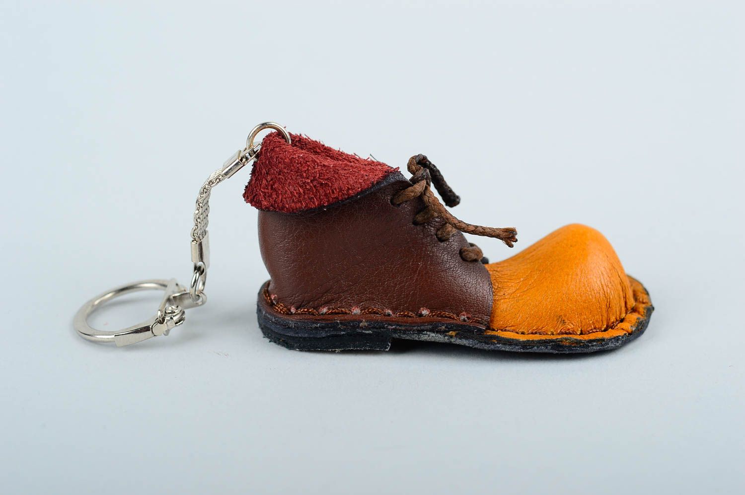 Брелок ручной работы брелок на ключи кожаный брелок в виде коричневого ботинка фото 3