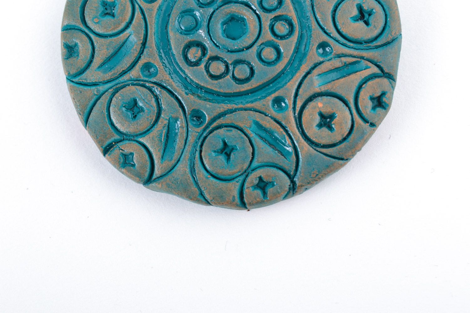 Круглый глиняный кулон большой с узорами расписанный акрилом ручной работы фото 4