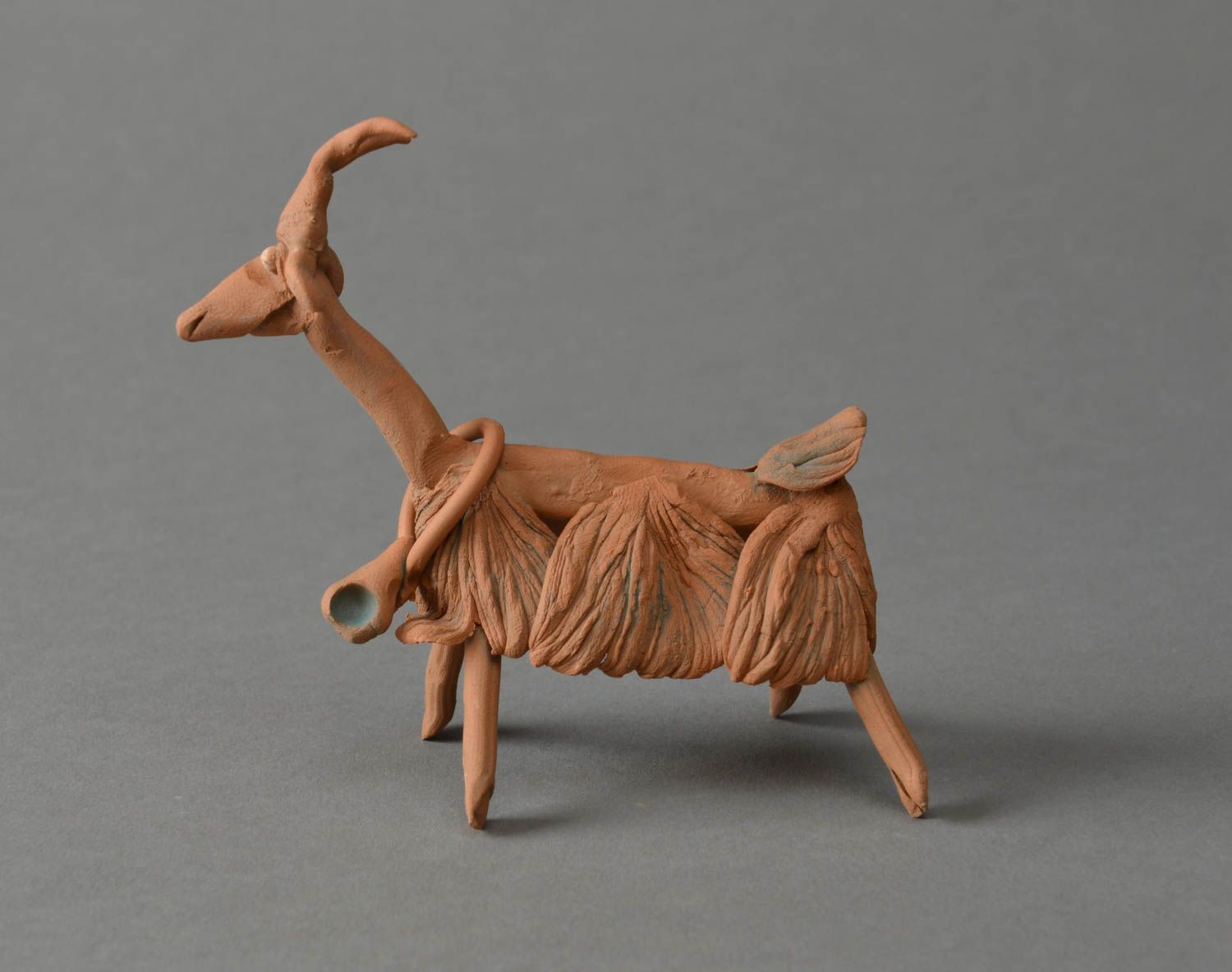 Figurine en céramique belle et originale souvenir fait main en forme de chèvre photo 3