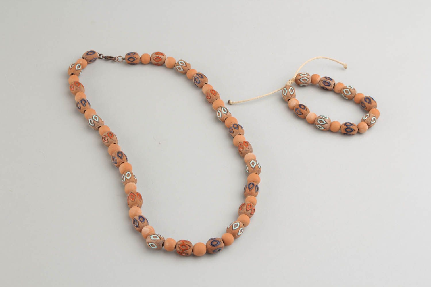 Conjunto de jóias de argila colar e pulseira no estilo étnico pintados com tintas acrílicas foto 5