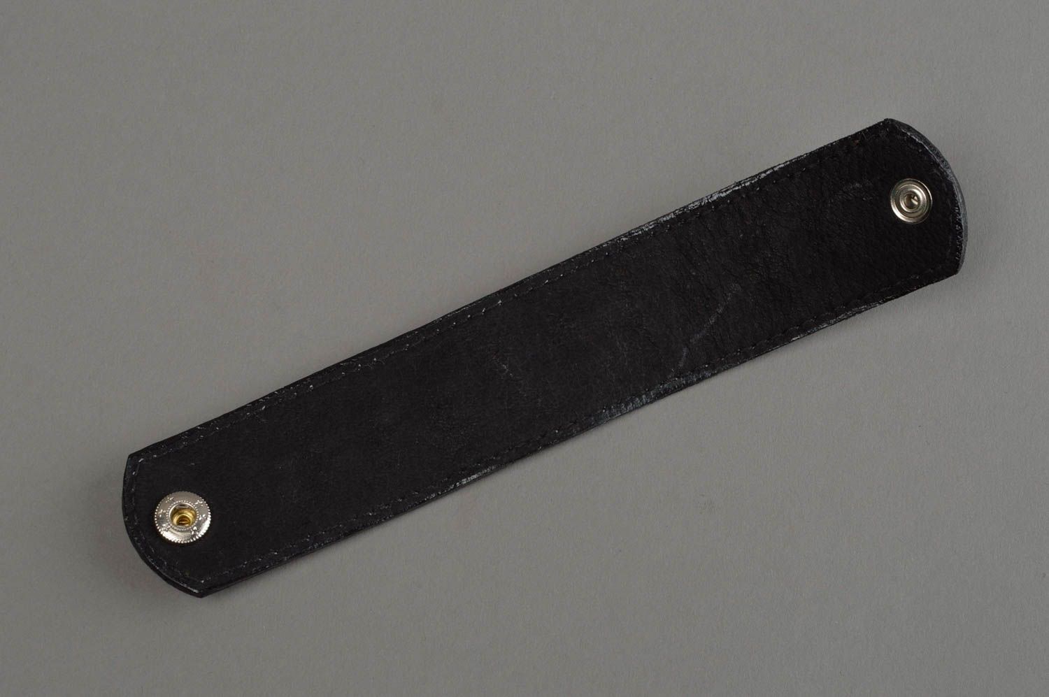 Черный браслет из натуральной кожи ручной работы широкий стильный унисекс фото 9