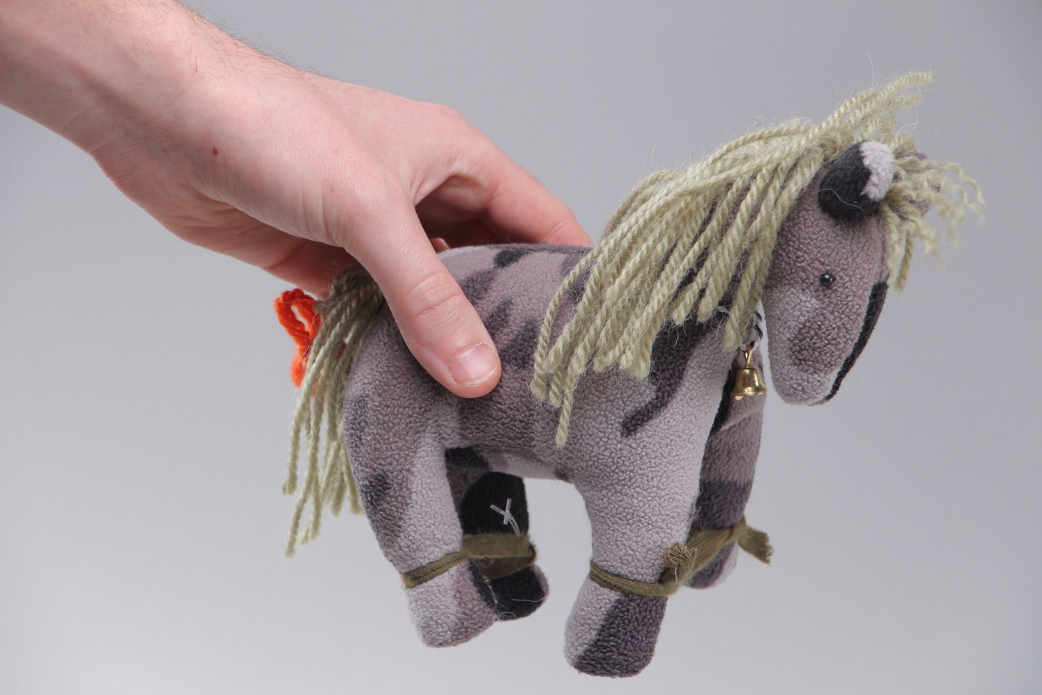 Handgemachtes Spielzeug aus Stoff Pferd aus Filz mit Mähne und Schweif aus Fäden foto 4