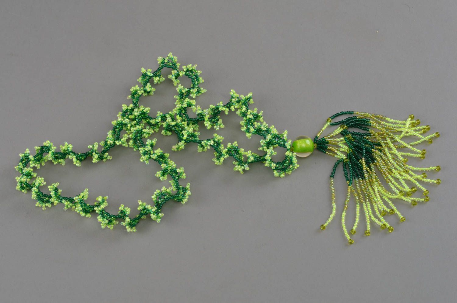 Зеленое ожерелье из бисера и бусин ручной работы крупное оригинальное красивое фото 2
