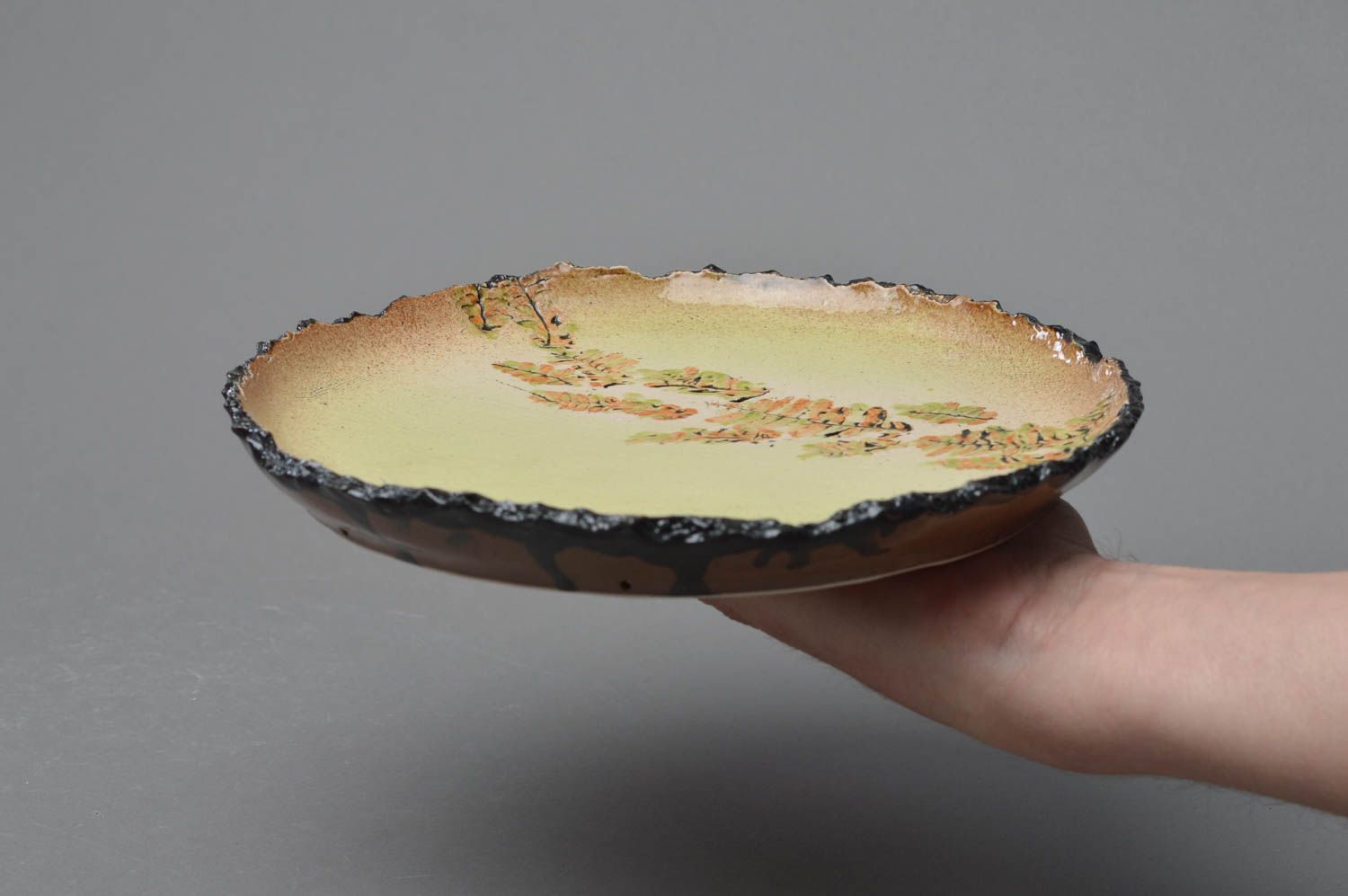 Joli plat de porcelaine avec peinture à glaçure rond fait main vaisselle photo 4