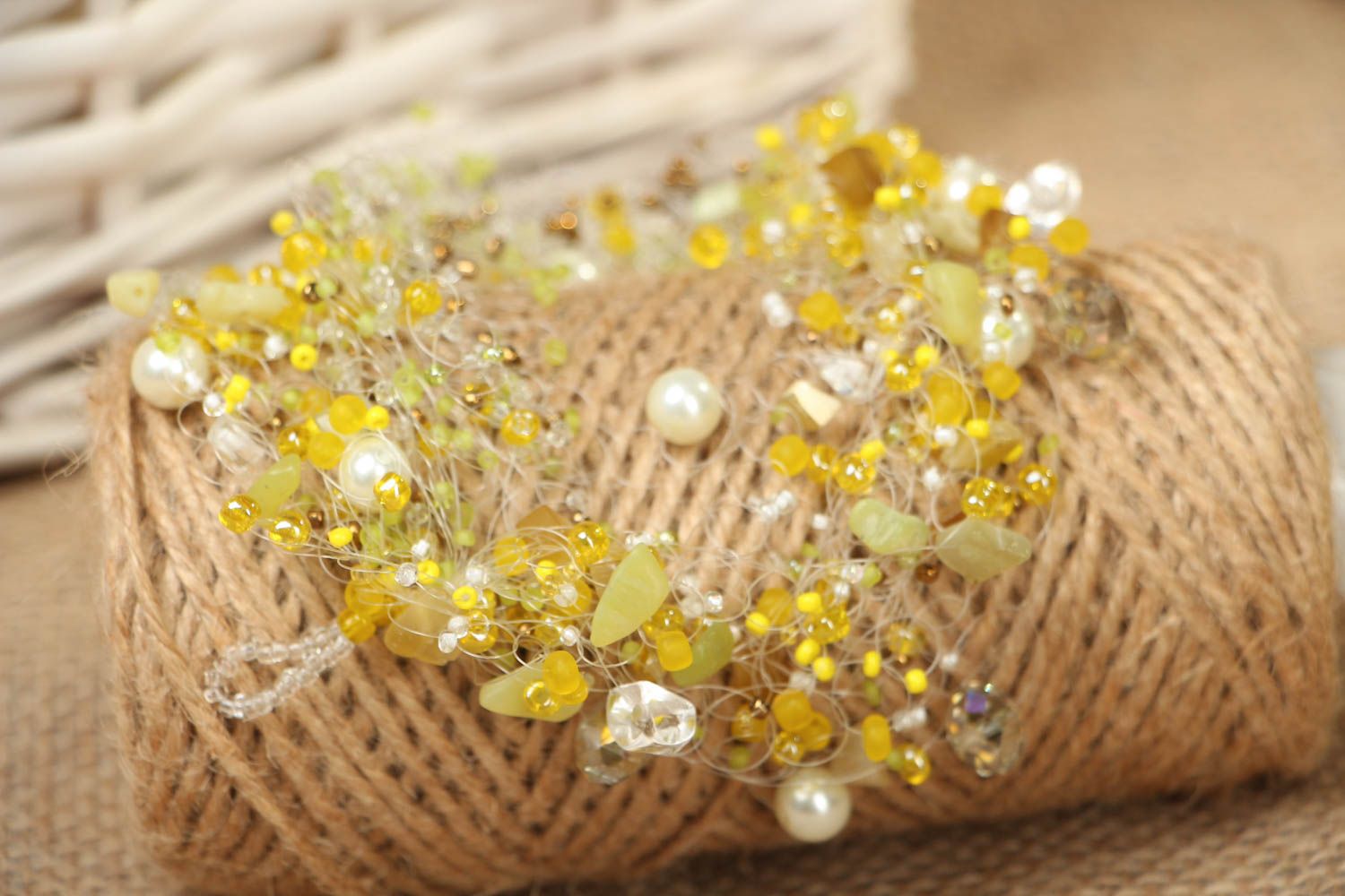 Bracelet fait main en pierres naturelles et perles de rocaille jaune photo 4