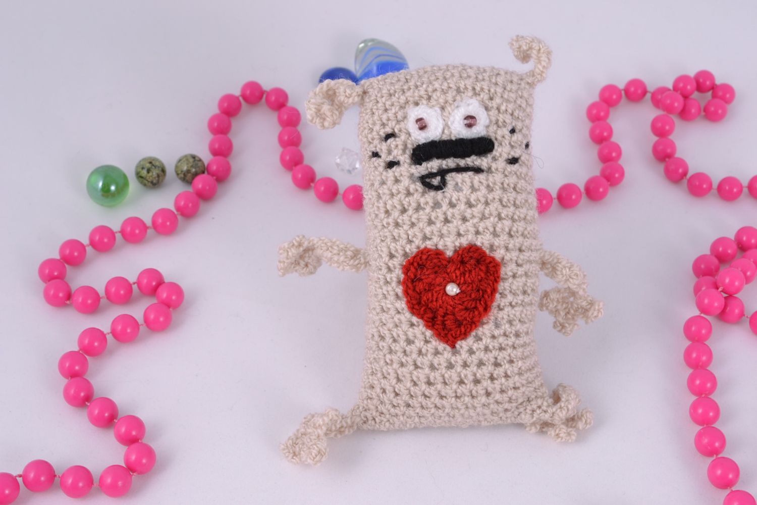 Giocattolo a maglia fatto a mano pupazzo morbido a forma di gatto con cuore foto 1