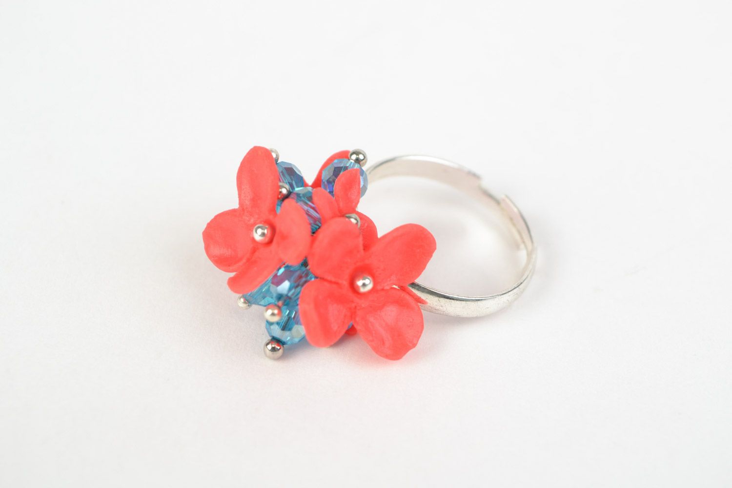 Origineller schöner rosa Blumen Ring aus Polymerton mit Glasperlen Handarbeit  foto 1