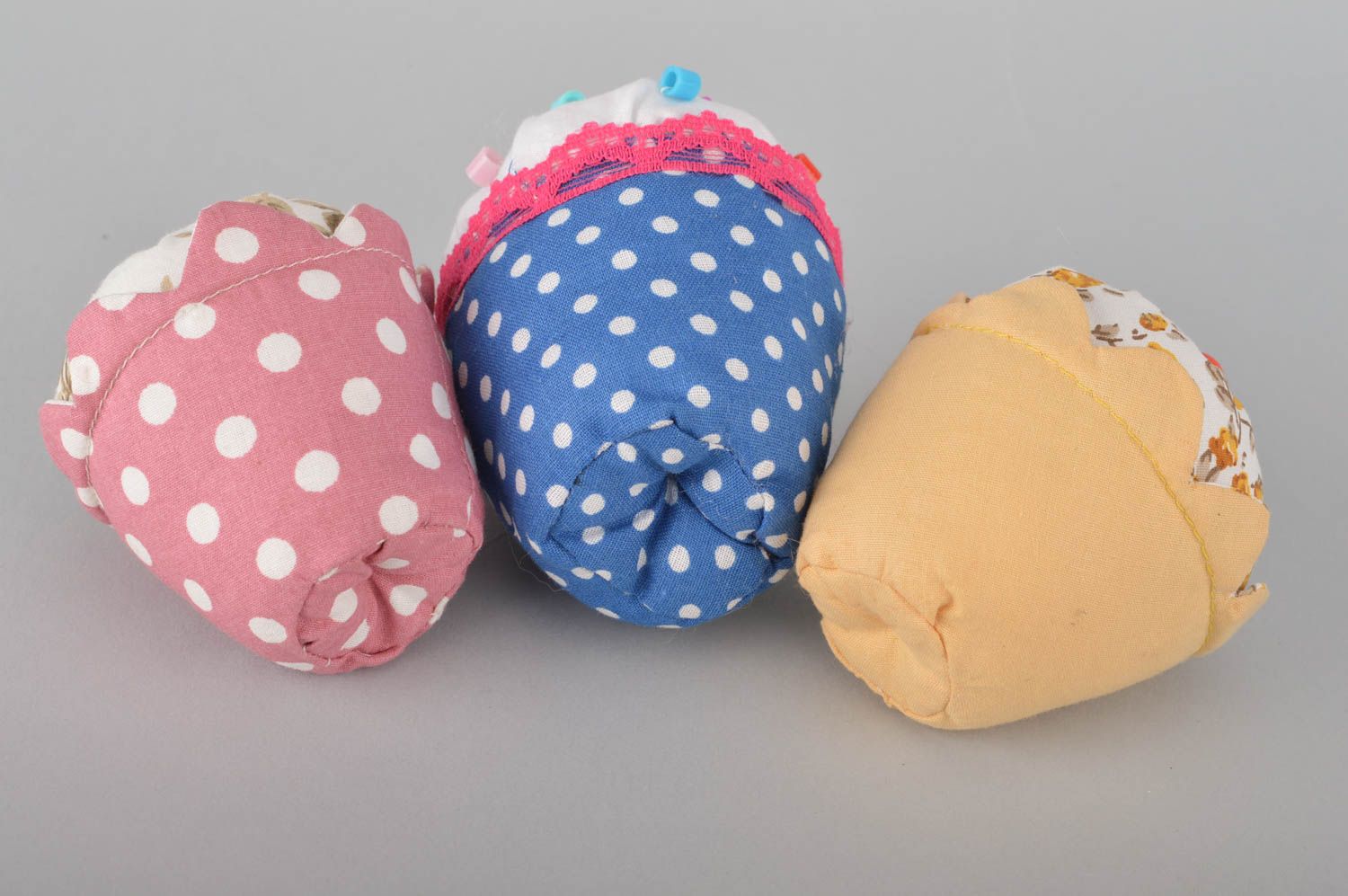 Декоративные пирожные набор из 3 штук из ткани кексы цветные ручной работы фото 5