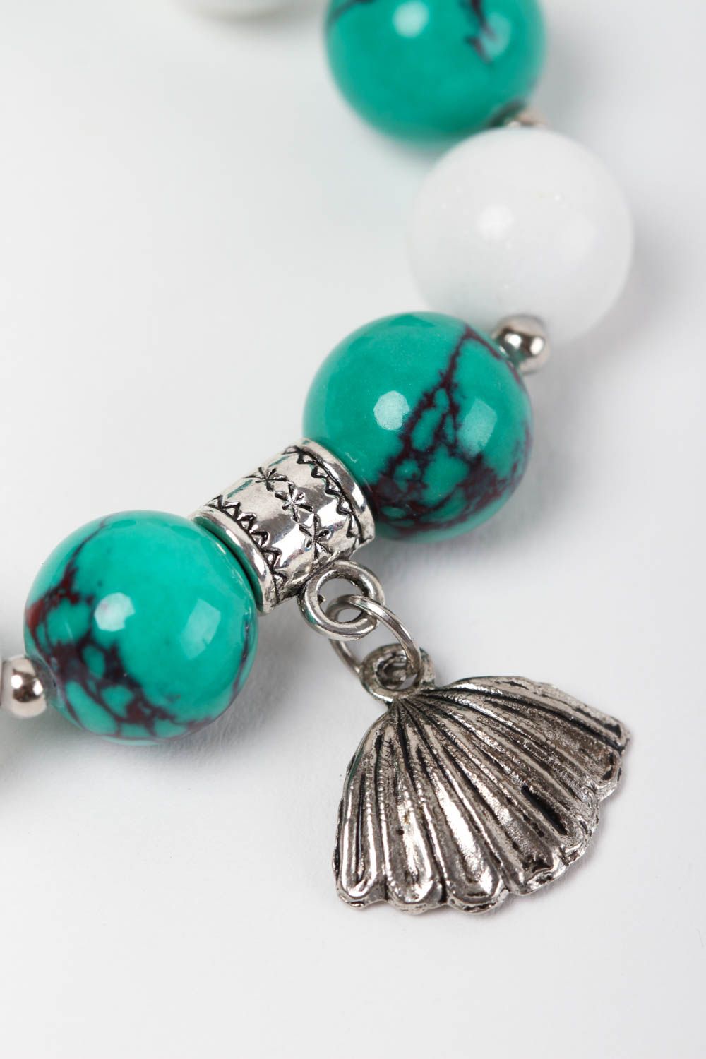 White and malachite beads gemstone bracelet all size bracelet with shell-shaped centerpiece photo 3