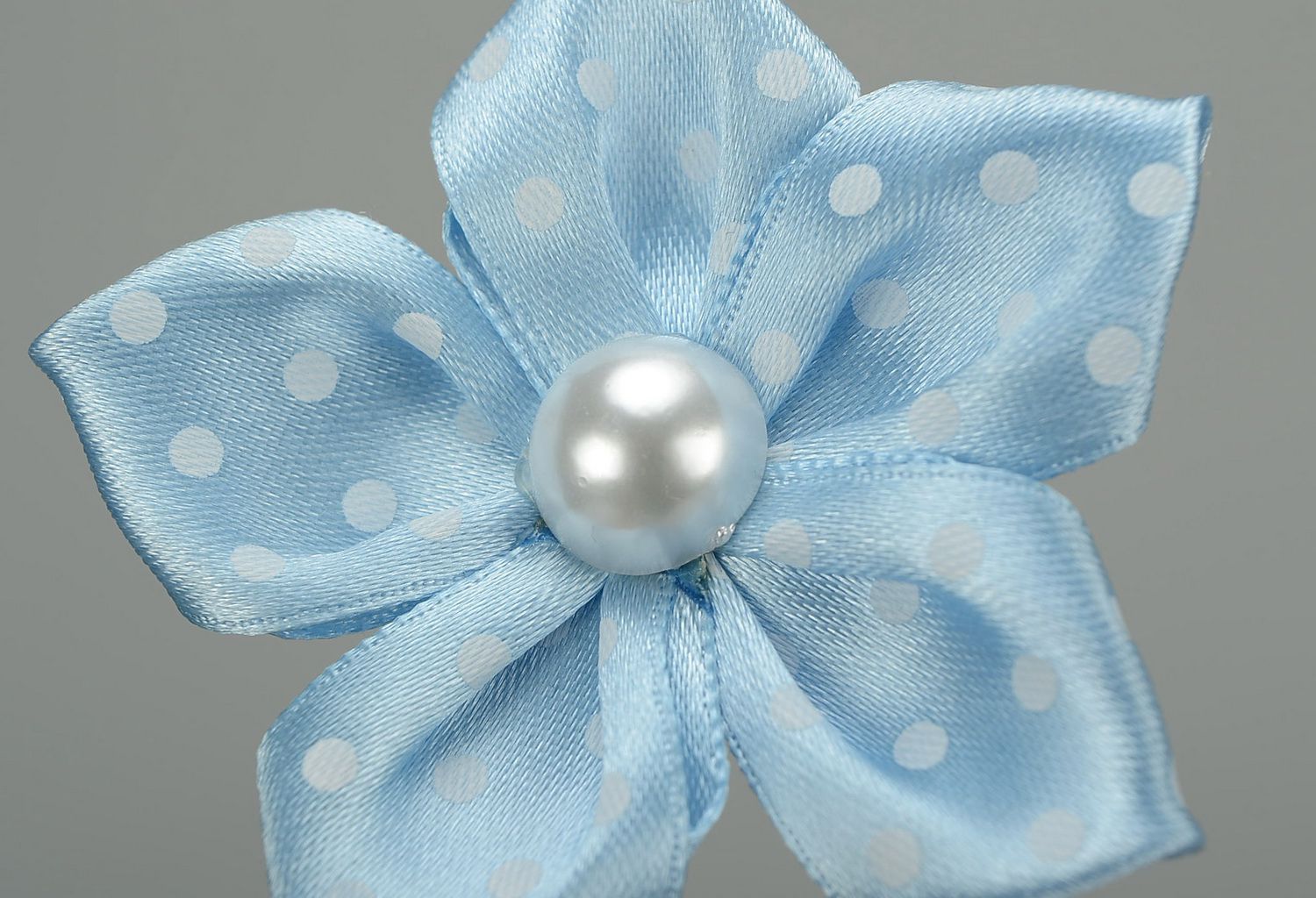 Horquilla decorativa Flor azul de raso y base de metal  foto 3