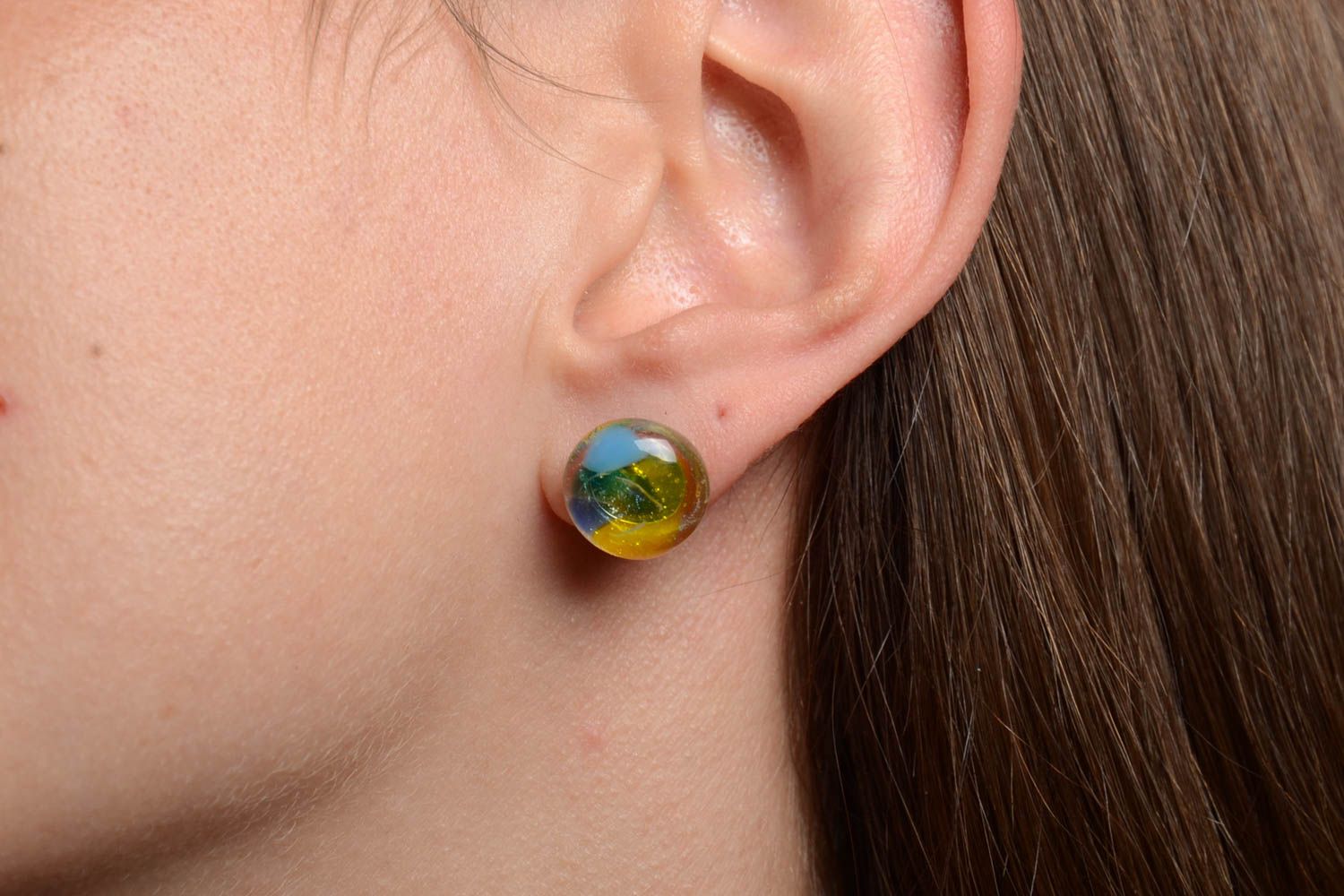 Petites boucles d'oreilles clous rondes en verre fusé faites main bleu jaune photo 2