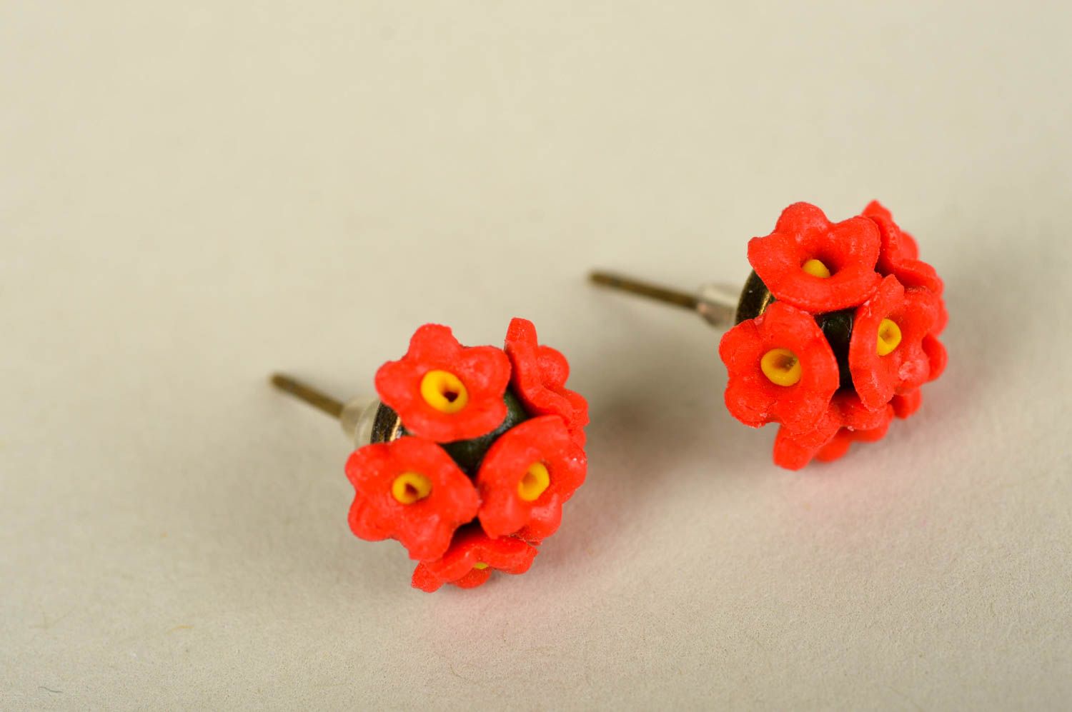 Boucles d'oreilles puces Bijou fait main Cadeau femme avec fleurs rouges photo 3