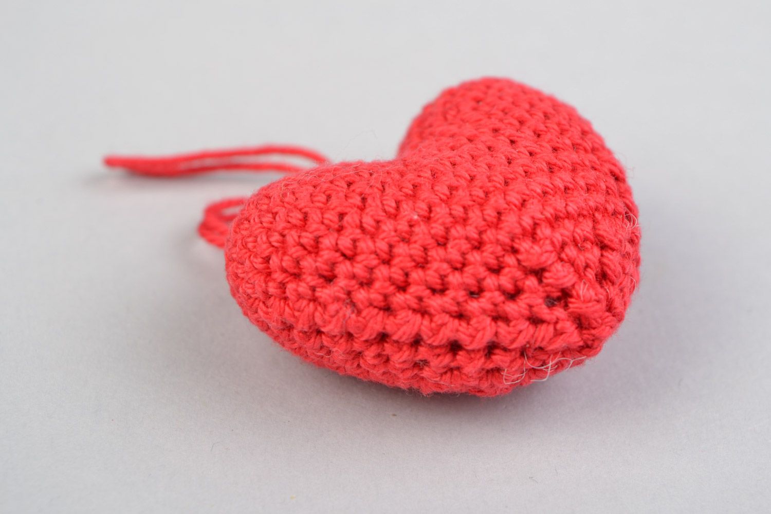Suspension décorative coeur rouge tricoté en fils de coton au crochet faite main photo 4