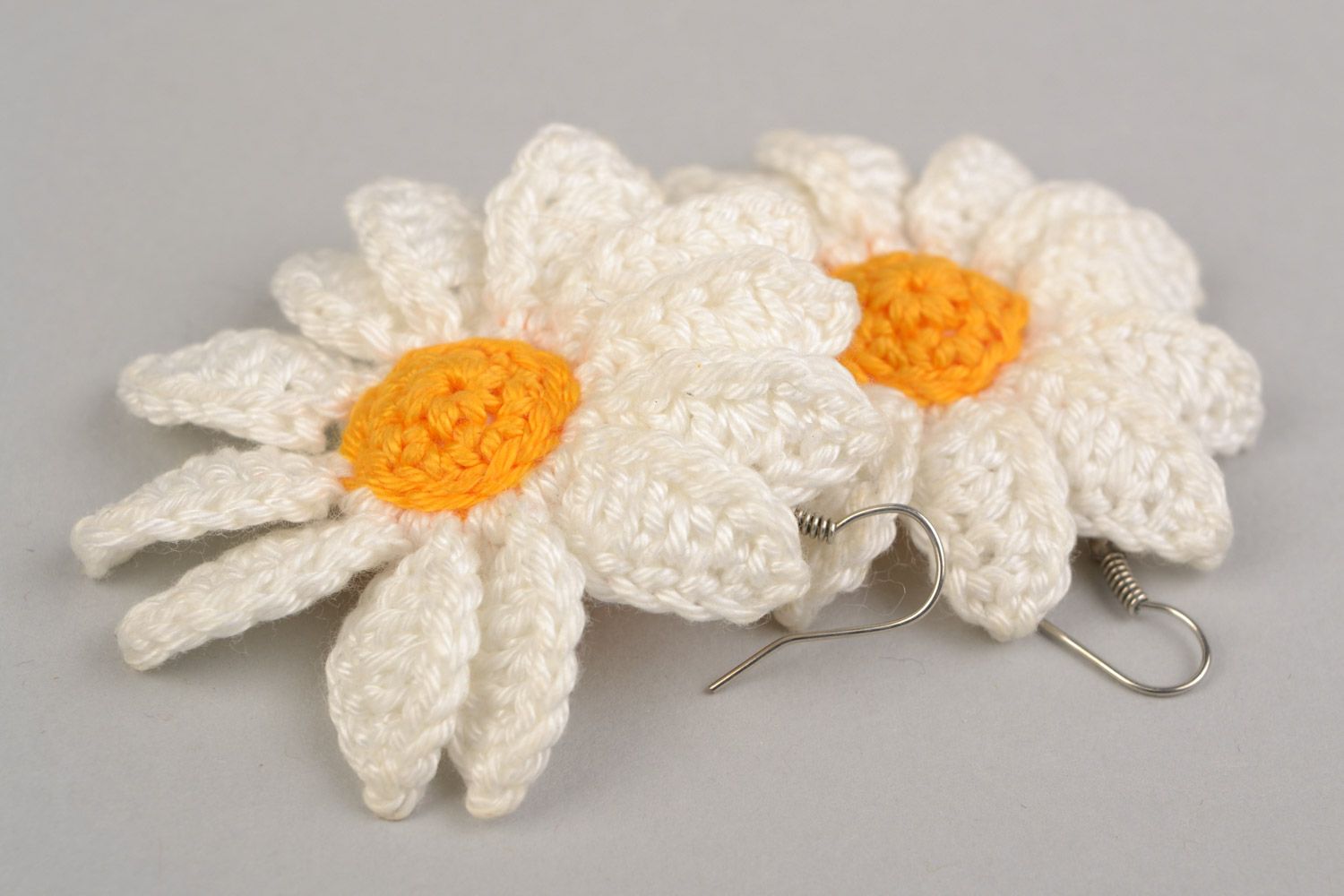 Handmade designer earrings made of cotton thread woven manually large white daisies photo 2