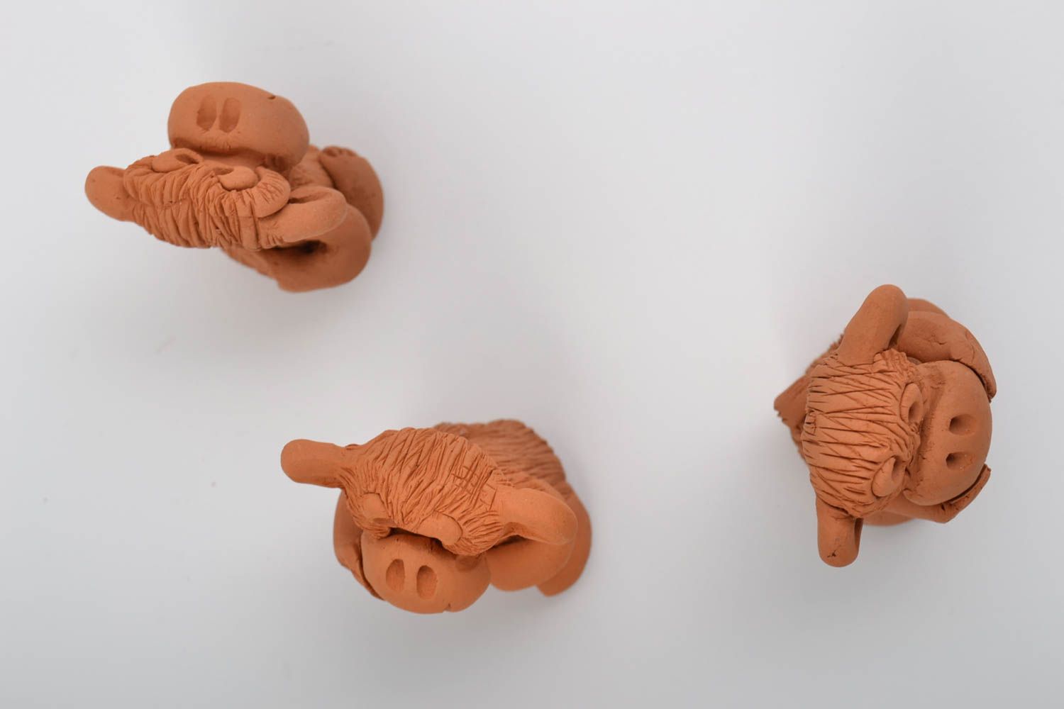 Статуэтки обезьяны из красной глины коричневые маленькие ручной работы 3 штуки фото 5