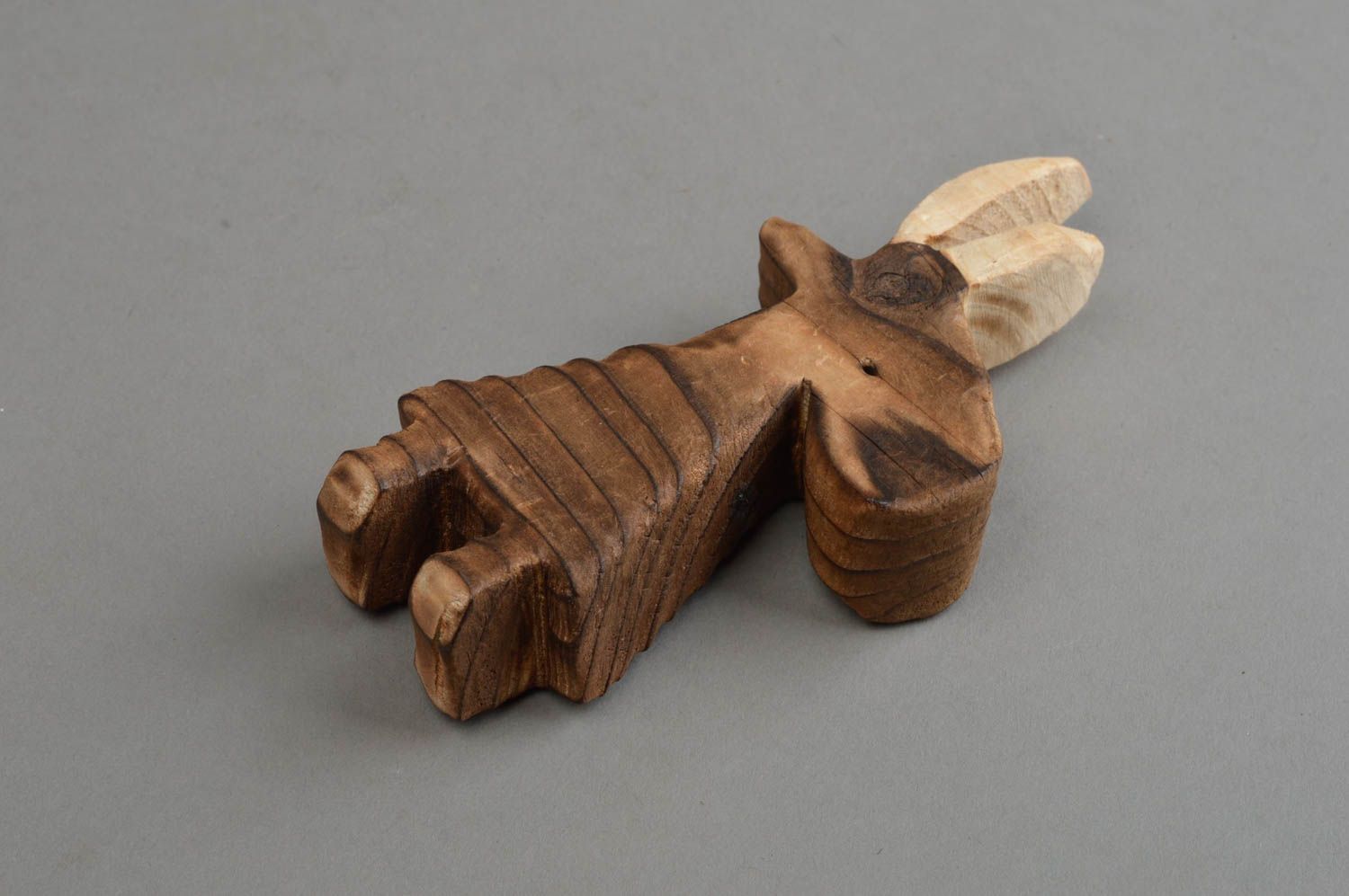 Originelle geschnitzte handgemachte Figurine aus Holz Ziege  foto 4