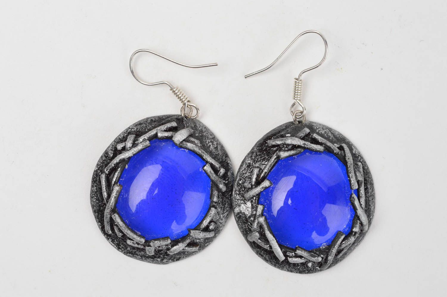 Modische stilvolle blaue Gehänge Ohrringe aus Polymerton handgeschaffen schön foto 2