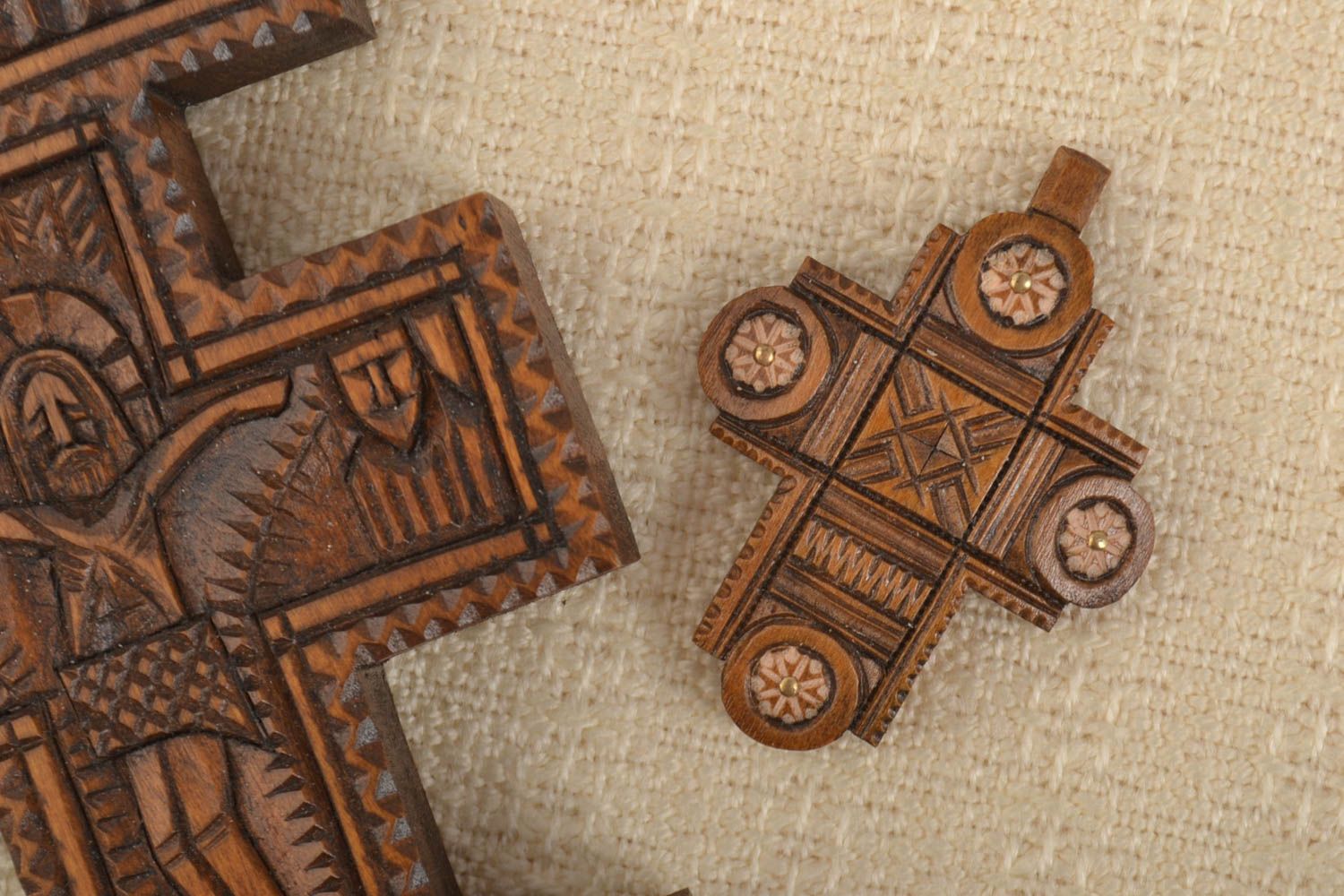 Pendentif croix Bijou ethnique fait main Accessoire femme amulette en bois photo 1