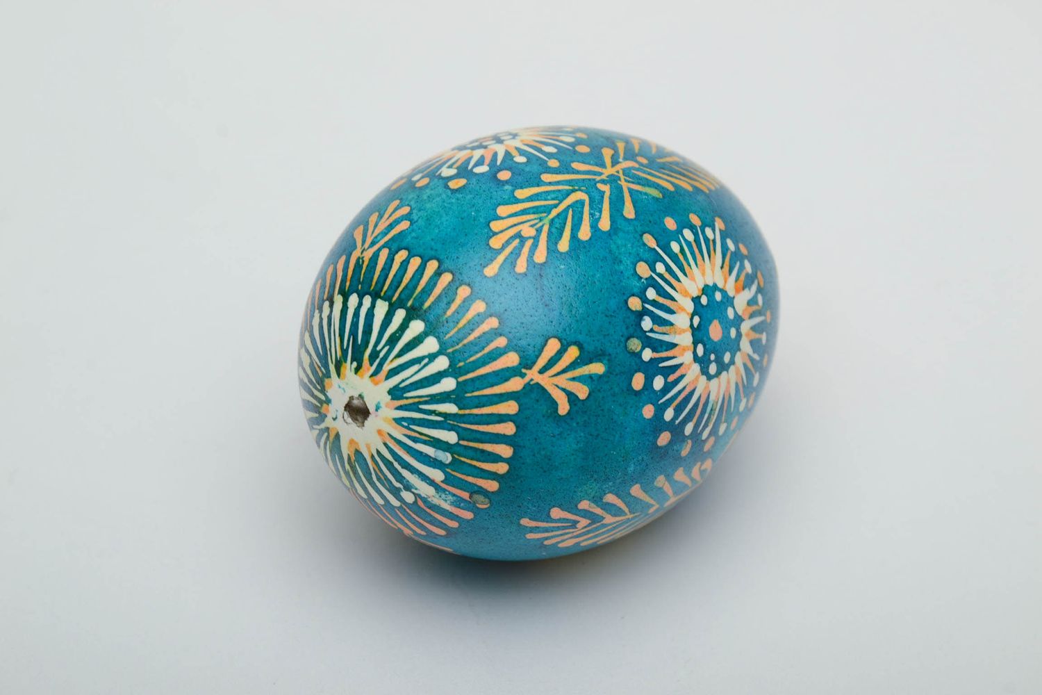 Пасхальное яйцо ручной работы голубое с лемковскими символами  фото 3