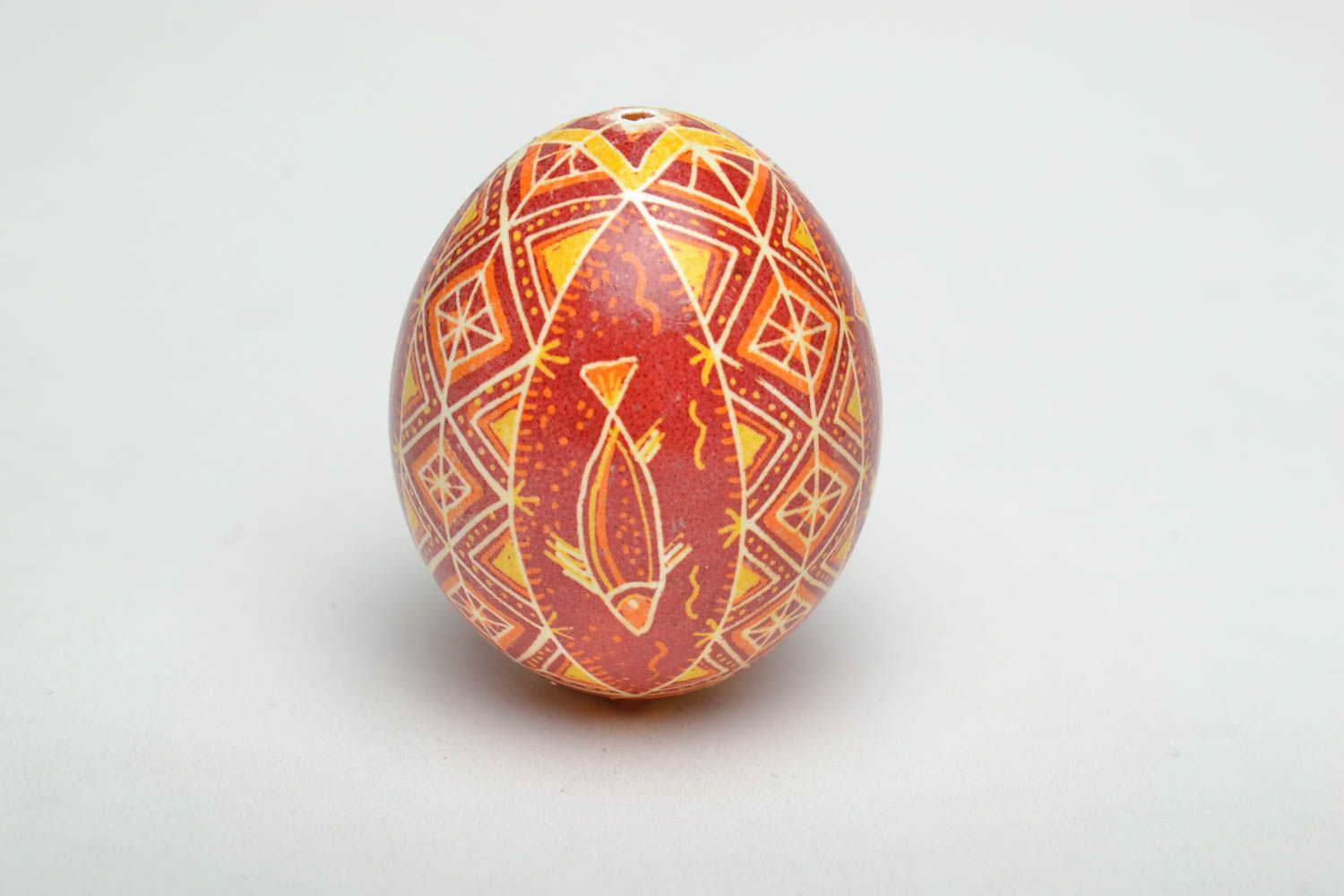 Huevo de Pascua artesanal en técnica de cera con imagen de pez foto 2