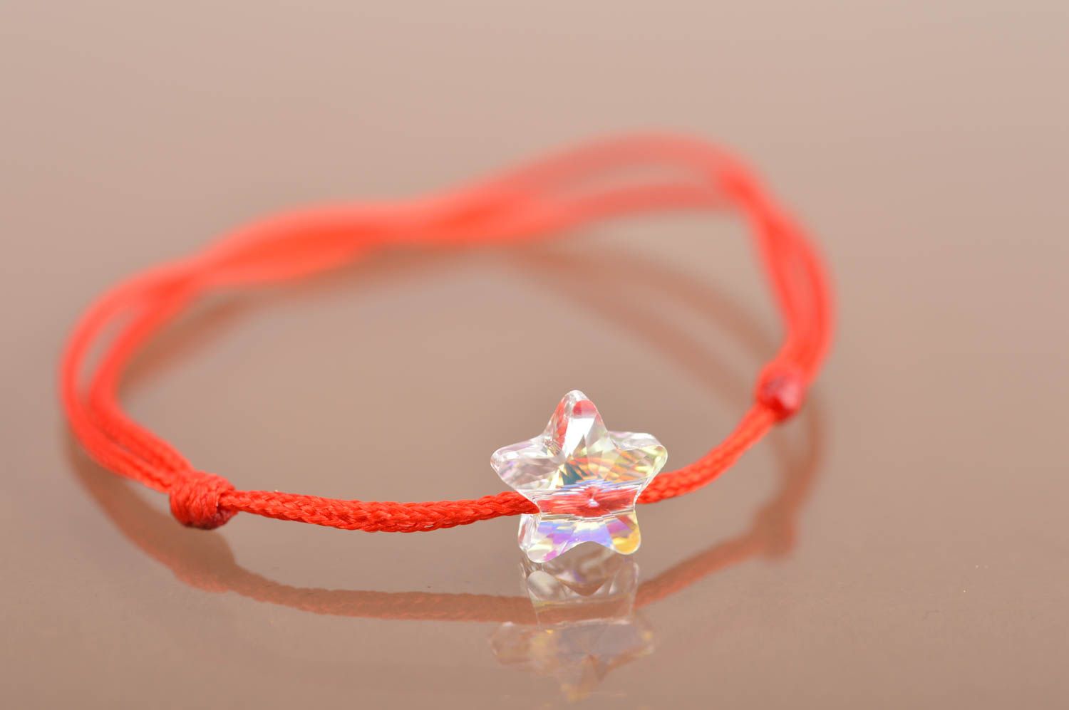 Красный браслет из шелковых ниток со звездочкой простой тонкий ручной работы фото 2