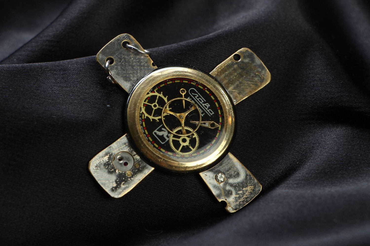 Pendentif de style steampunk en forme de croix couvert de glaçure fait main  photo 1
