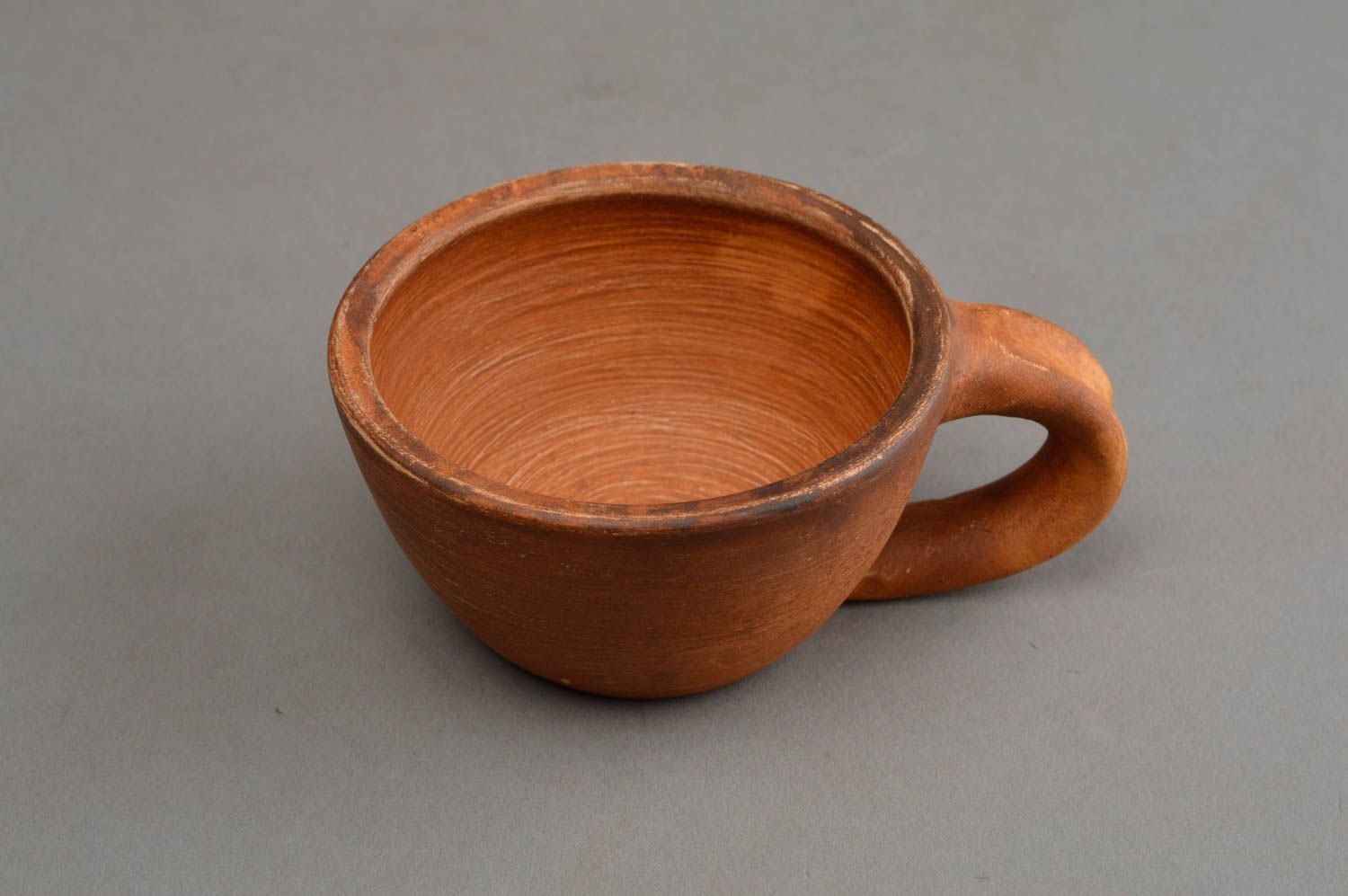 Оригинальная глиняная чашка ручной работы в технике гончарства коричневая фото 3