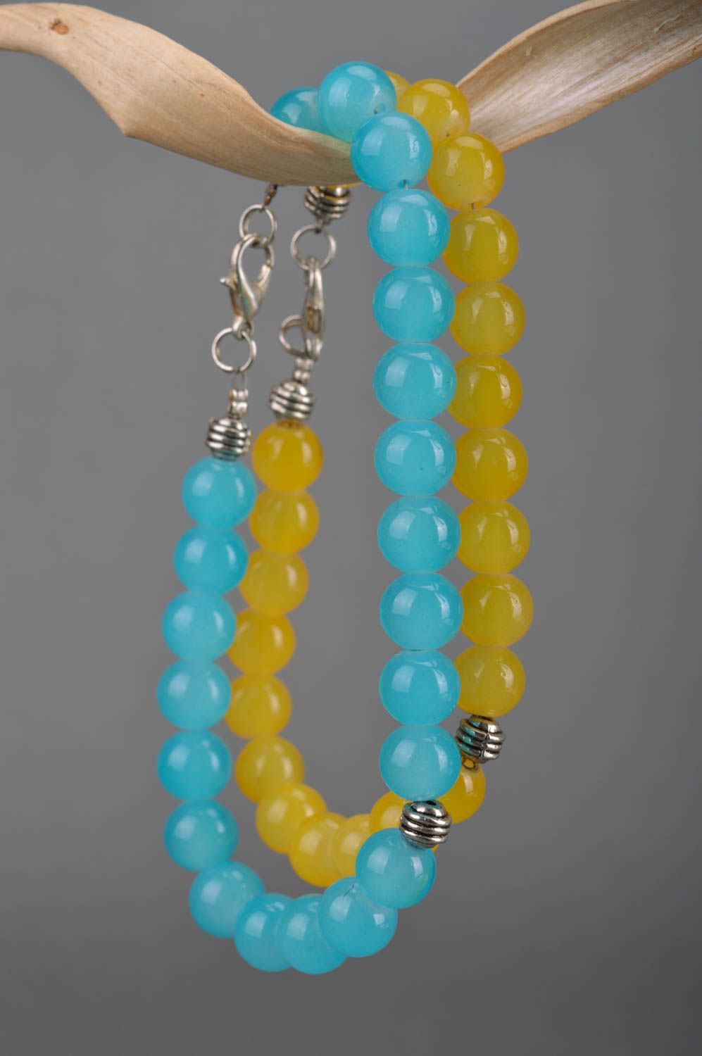 Набор браслетов с бусинами 2 штуки голубой и желтый неоновые авторские хэнд мэйд фото 3