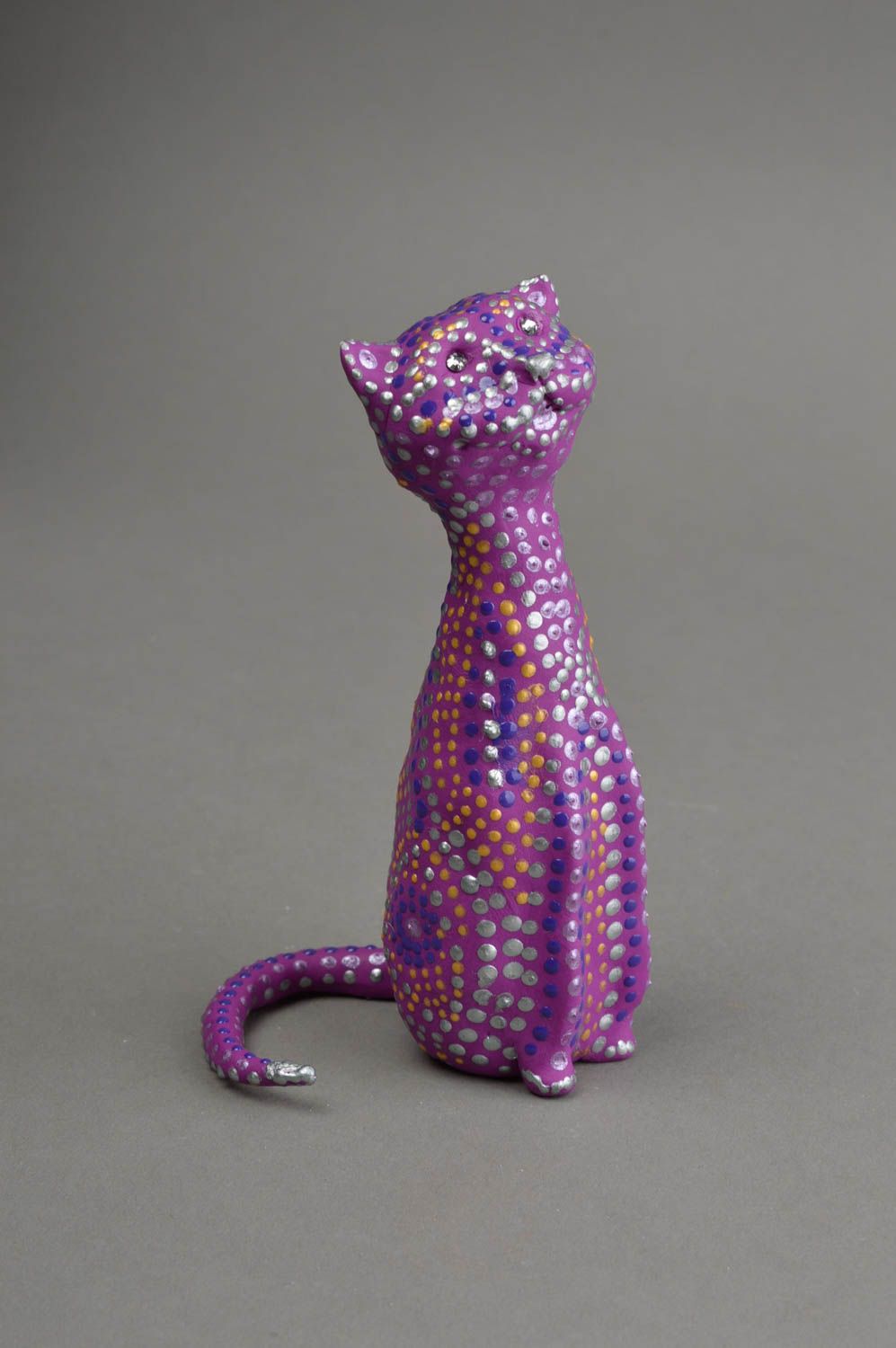 Schöne violette kleine originelle handgemachte Figurine Katze aus Polymerton foto 2