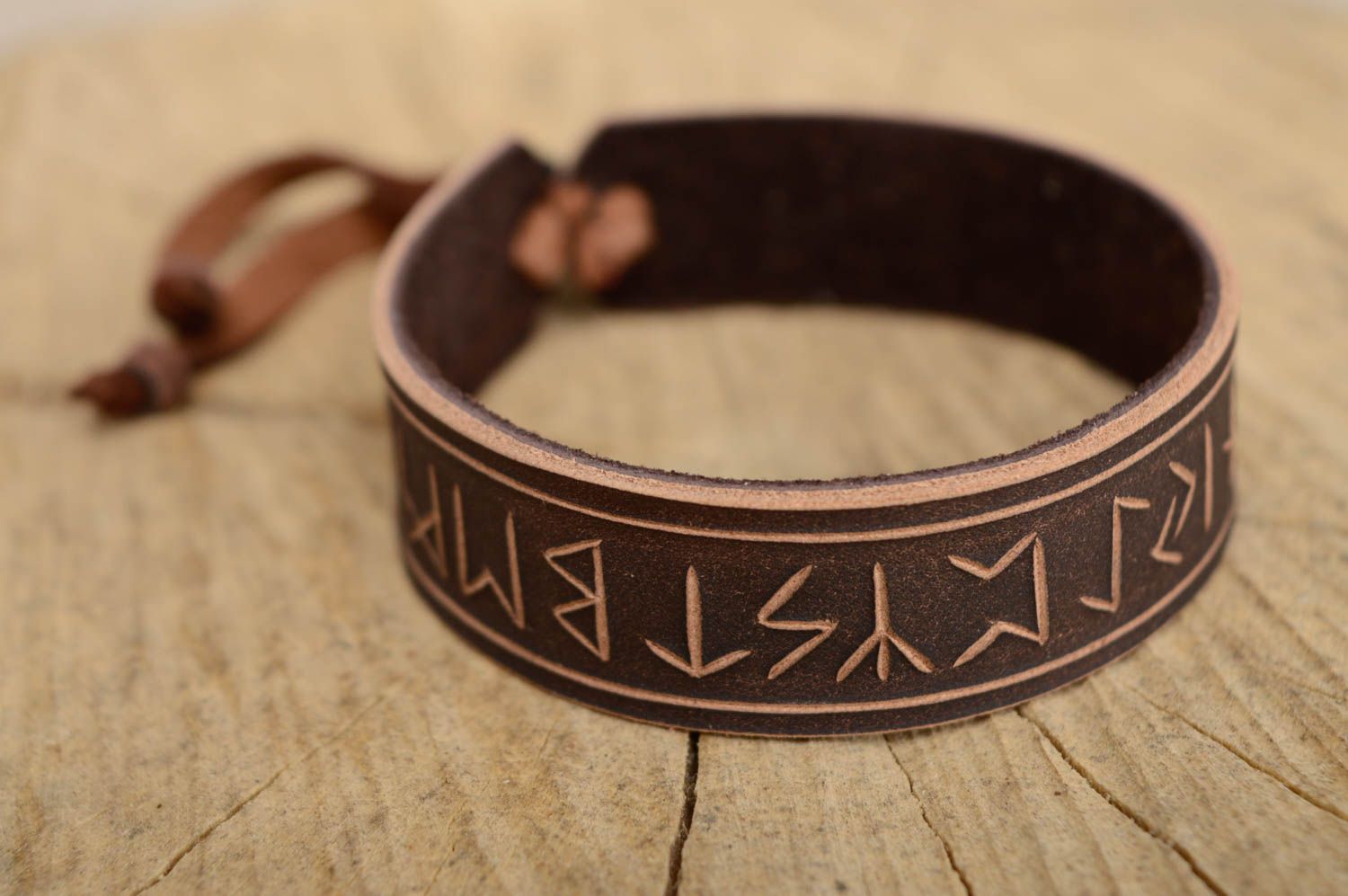 Bracelet fait main de vrai cuir avec runes accessoire talisman couleur marron photo 1
