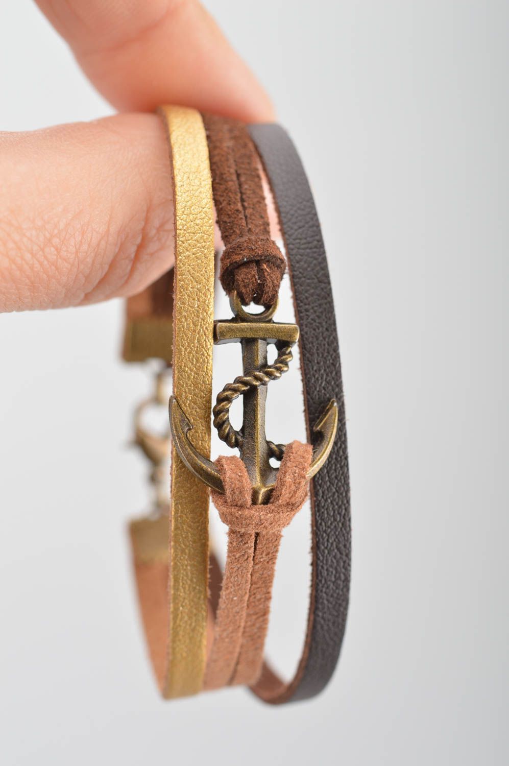 Bracelet tricolore en lacets de daim avec ancre fait main style marin multirang photo 3