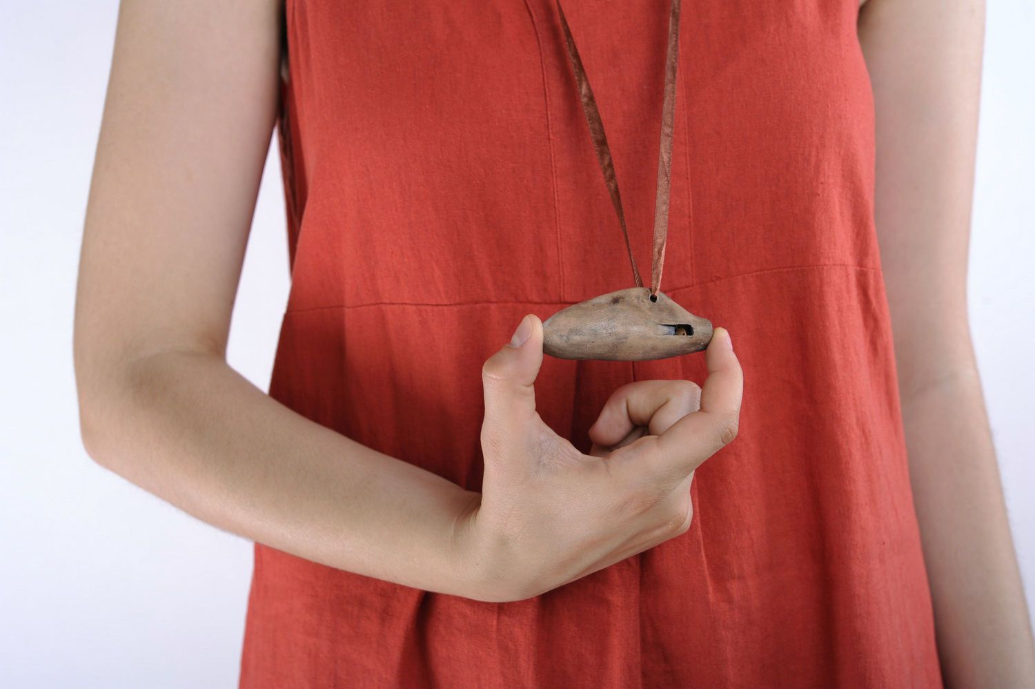 Silbato amuleto de arcilla con propiedades protegedoras foto 4