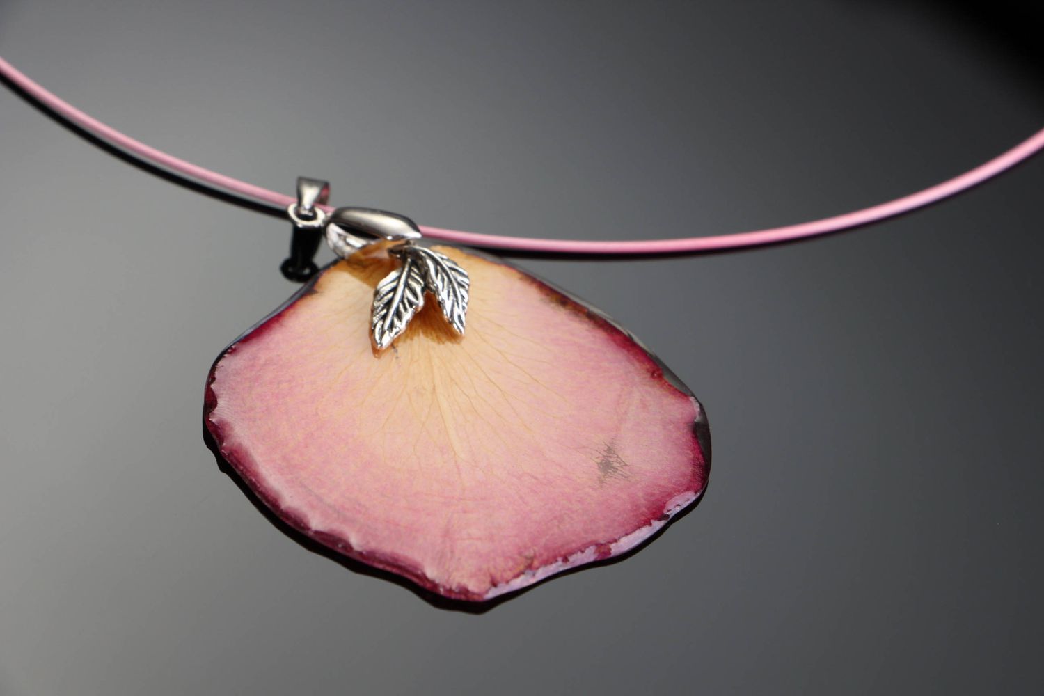 Pendant made of epoxy with rose petal photo 1