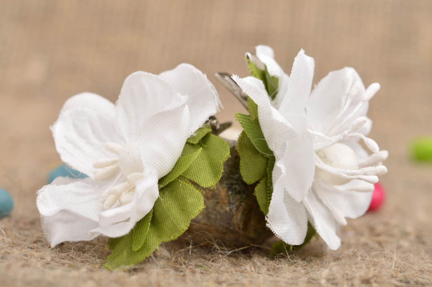 Pinzas de pelo con flores artificiales blancas infantiles artesanales bonitas foto 1