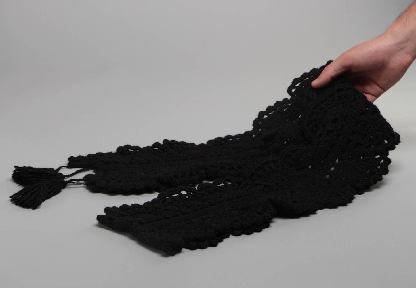 Черный вязаный крючком шарф из мохера ручной работы оригинальный красивый фото 5