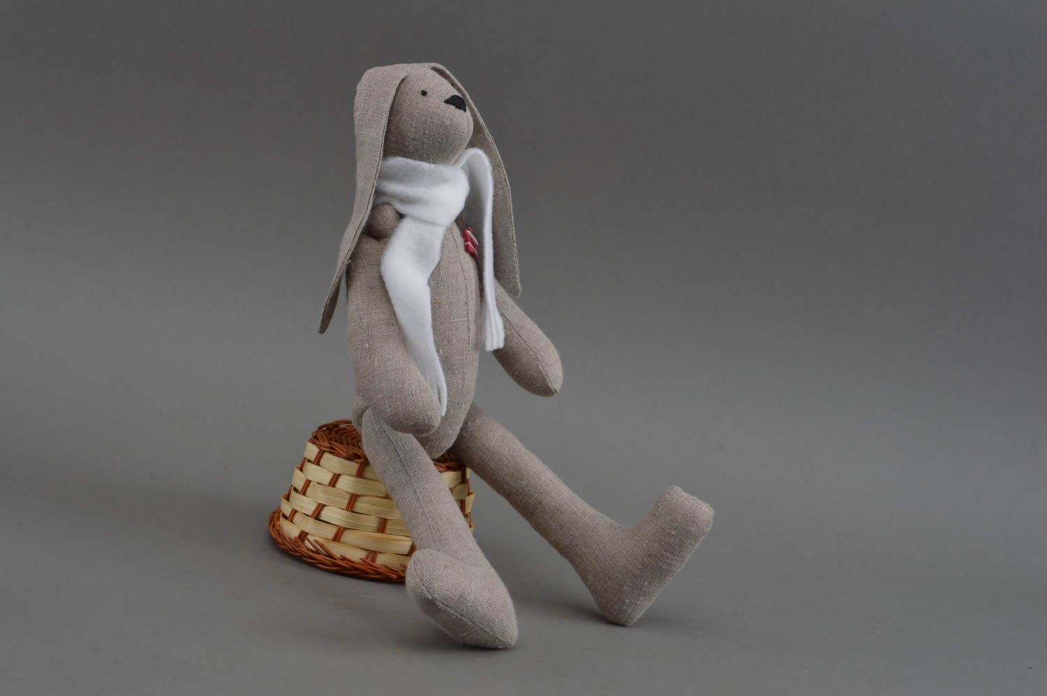 Petite peluche lapin gris en lin avec écharpe faite main originale jouet photo 2