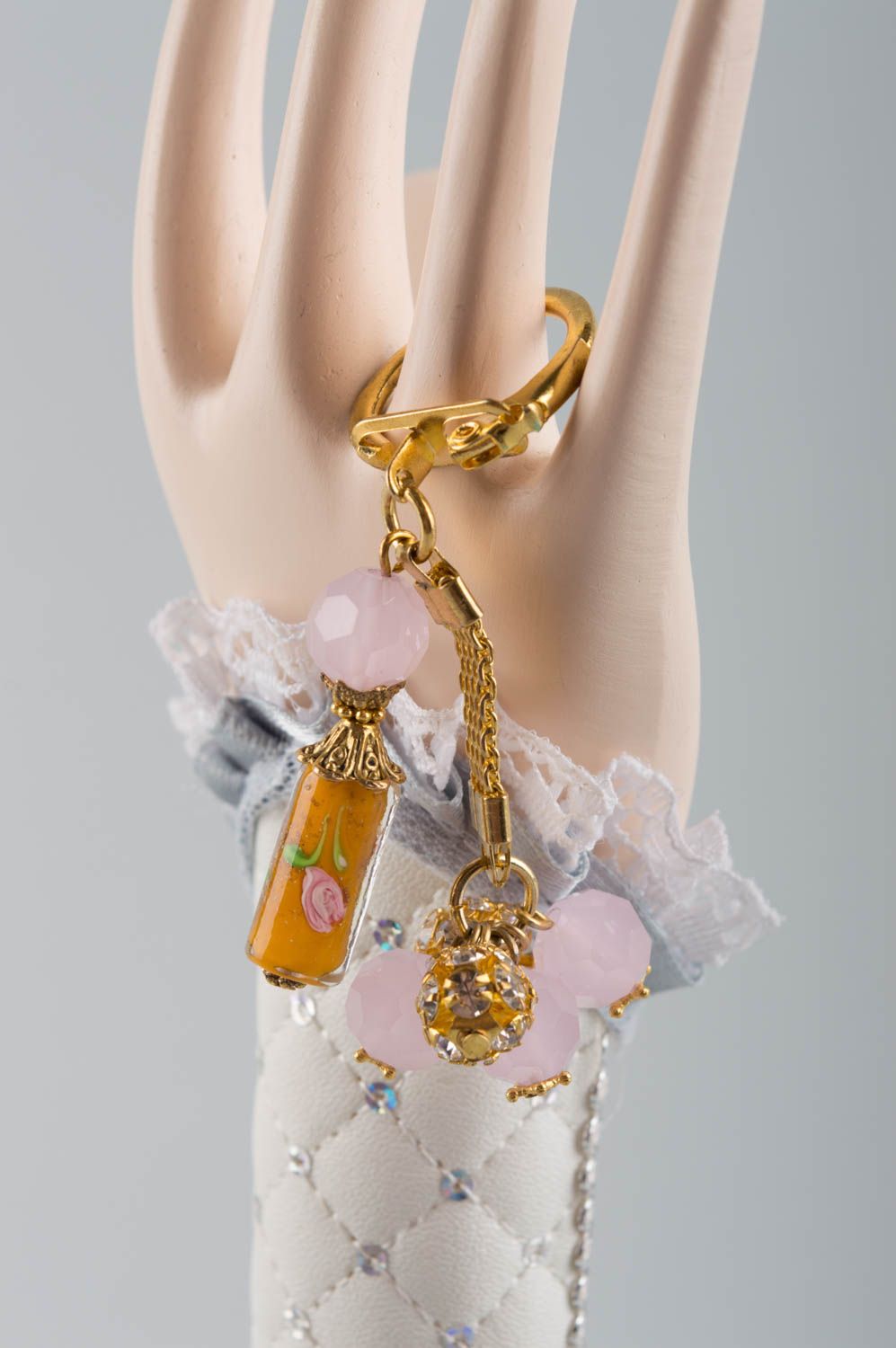 Porte-clés en perles en verre et laiton fait main original accessoire pour femme photo 1