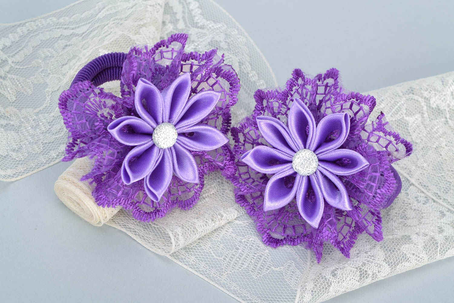 Coleteros para el pelo con flores artesanales de color violeta en técnica kanzashi  foto 1