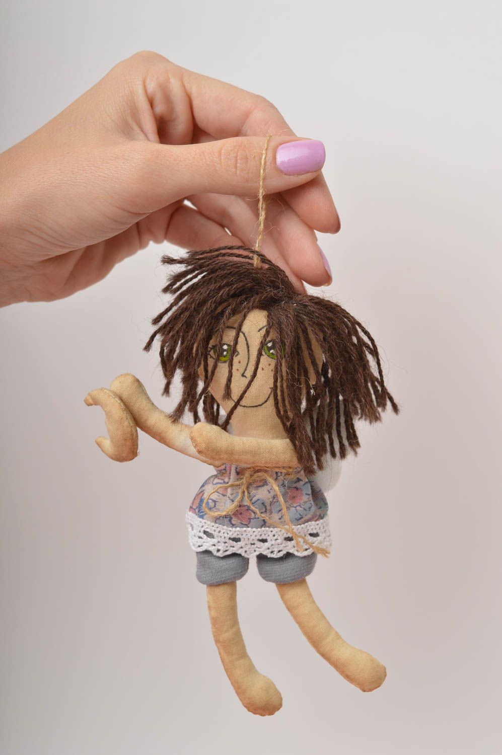 Игрушка ручной работы авторская кукла из хлопка расписная декоративная подвеска фото 5