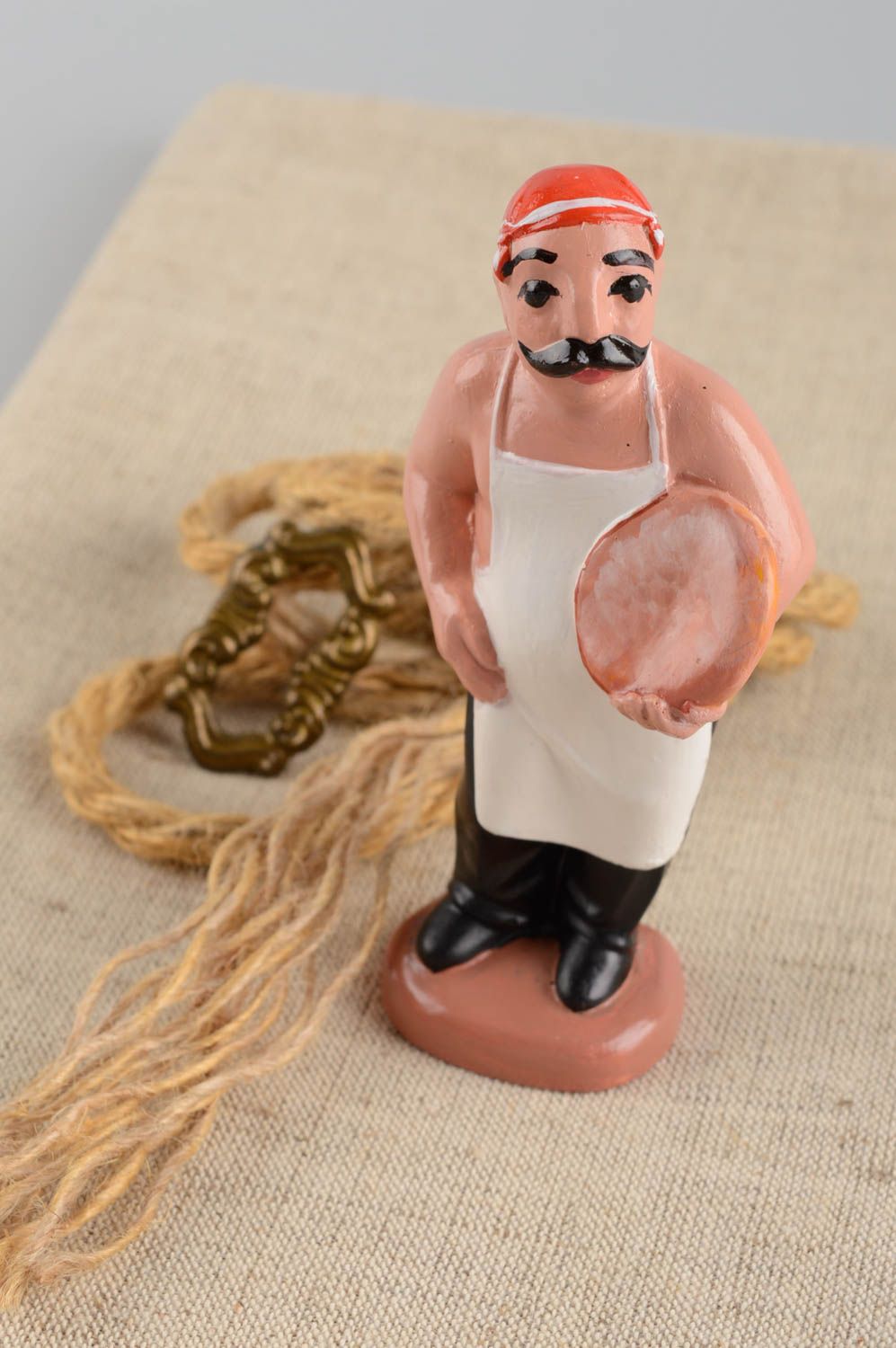 Жизнерадостная расписная статуэтка из гипса мужчины с хлебом ручной работы фото 1