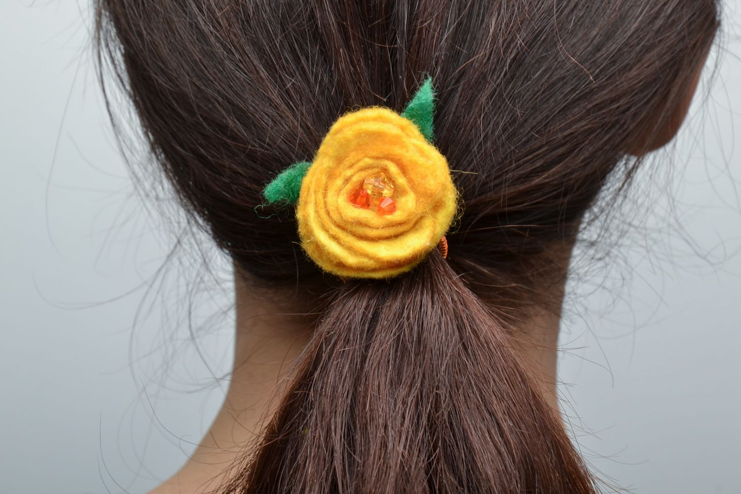 Élastique à cheveux avec fleur jaune en feutre avec cristaux  photo 2