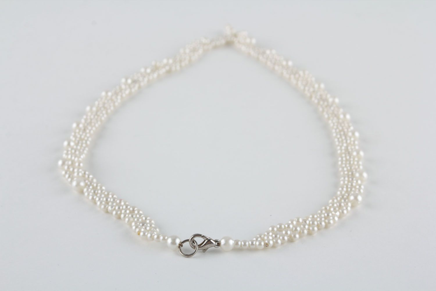 White beaded necklace photo 2